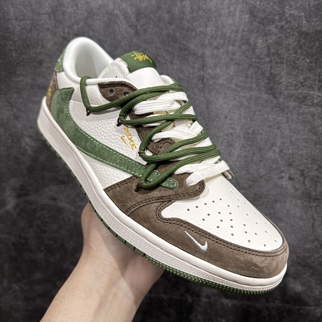 图片[3]-【定制版】Travis Scott x Fragment Design x Air Jordan 1 Low OG SP AJ1 斯图西联名 驼绒绿 低帮文化休闲板鞋rn#多方联名合作融合了Travis Scott 独特的音乐风格，藤原浩个性的设计风格以及Jordan品牌的经典元素 使其成为一双具有独特身份和价值的鞋子 清新而立体的外观加上联名标识更突出了其独特身份 这种配色方案显示出活力和时尚感 在视觉上引人注目  鞋身的质感和细腻的细节处理使其显得高端而格调十足  这款“倒钩”联名是设计与创意完美结合 融合多方的个性风格是一款备受瞩目的潮流鞋款r 货号： XS3186-202 尺码：36 36.5 37.5 38 38.5 39 40 40.5 41 42 42.5 43 44 44.5 45 编码：HXS340360-莆田鞋批发中心