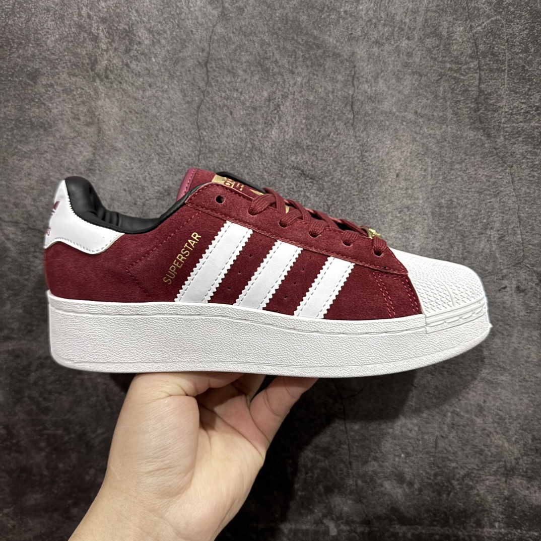 【公司级】Adidas Originals SUPERSTAR XLG Wn厚底贝壳头经典板鞋 公司级版本当您认为adidas Superstar鞋款再大胆不过时n这双鞋将70年代的经典运动鞋演绎成了现代时尚n标志性的锯齿状三条纹使放大的比例和同样大的宣言变得显而易见n全皮革鞋面忠实于其复古根源n同时重新设计轮廓以保持新鲜感n当贝壳趾引领时 自信地迈出每一步 官方货号: IE9872Q Size：35.5 36 36.5 37.5 38 38.5 39 40 40.5 41 42 42.5 43 44 45 编码：XN200220-莆田鞋批发中心