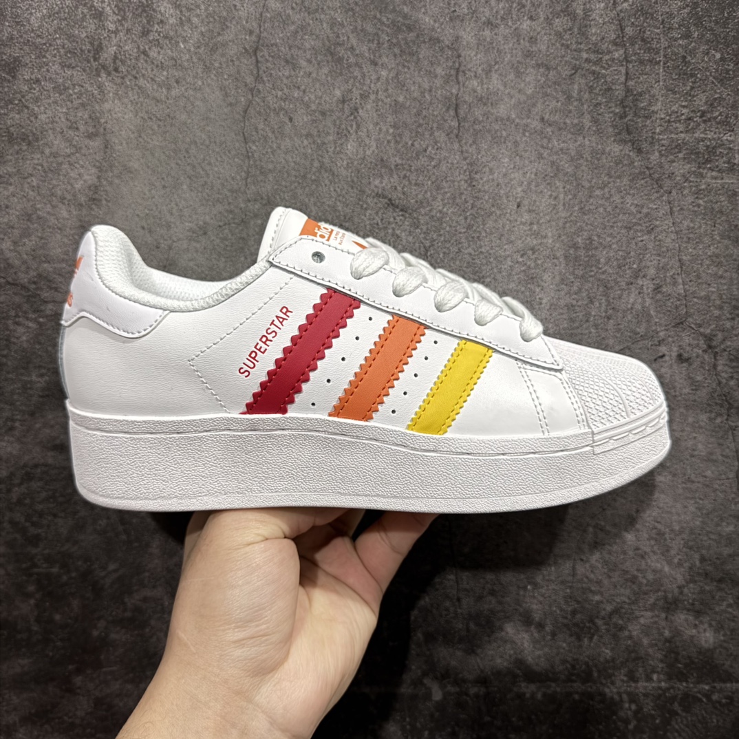 【公司级】Adidas Originals SUPERSTAR XLG Wn厚底贝壳头经典板鞋 公司级版本当您认为adidas Superstar鞋款再大胆不过时n这双鞋将70年代的经典运动鞋演绎成了现代时尚n标志性的锯齿状三条纹使放大的比例和同样大的宣言变得显而易见n全皮革鞋面忠实于其复古根源n同时重新设计轮廓以保持新鲜感n当贝壳趾引领时 自信地迈出每一步 官方货号: IF9122 Size：35.5 36 36.5 37.5 38 38.5 39 40 40.5 41 42 42.5 43 44 45 编码：XN200220-莆田鞋批发中心