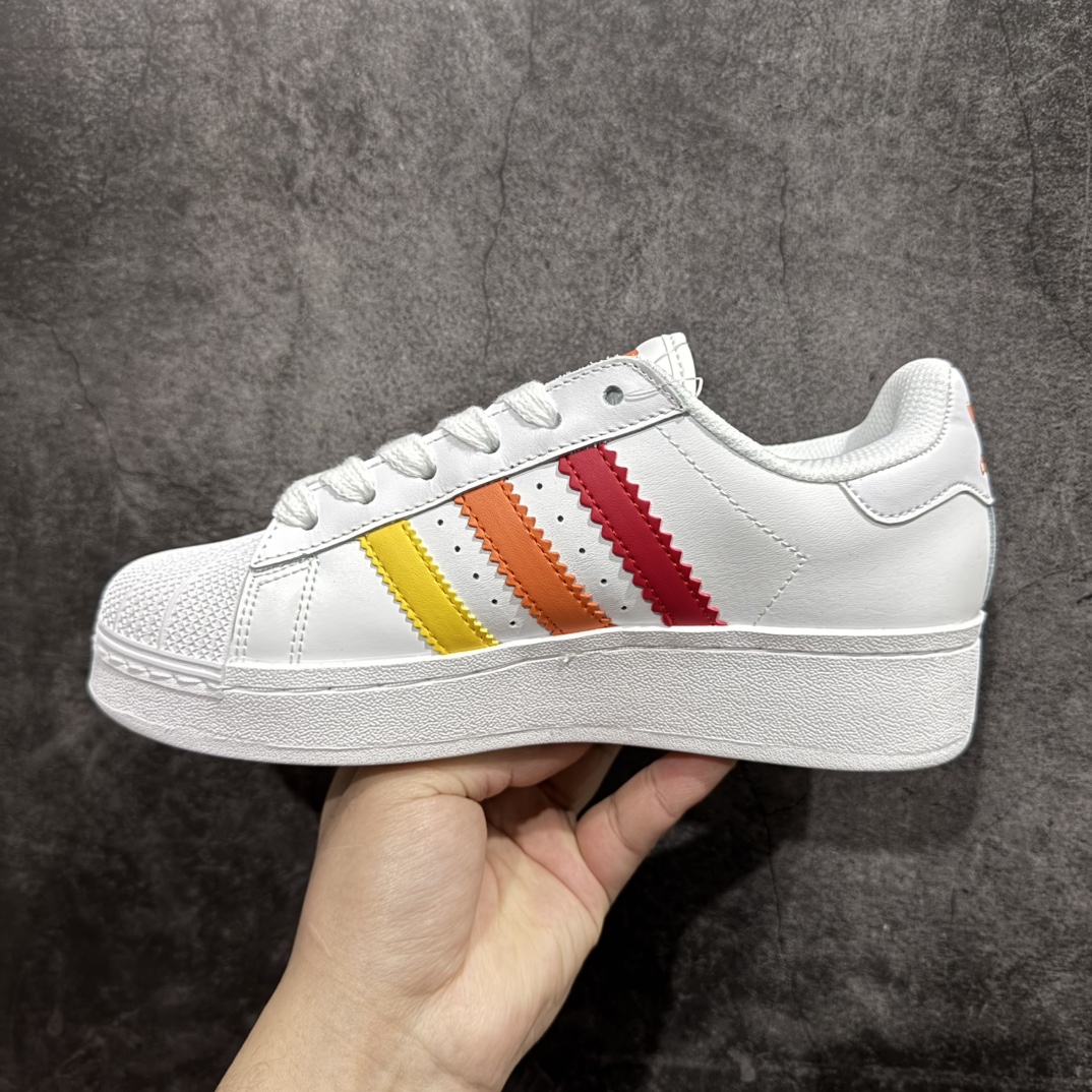 图片[2]-【公司级】Adidas Originals SUPERSTAR XLG Wn厚底贝壳头经典板鞋 公司级版本当您认为adidas Superstar鞋款再大胆不过时n这双鞋将70年代的经典运动鞋演绎成了现代时尚n标志性的锯齿状三条纹使放大的比例和同样大的宣言变得显而易见n全皮革鞋面忠实于其复古根源n同时重新设计轮廓以保持新鲜感n当贝壳趾引领时 自信地迈出每一步 官方货号: IF9122 Size：35.5 36 36.5 37.5 38 38.5 39 40 40.5 41 42 42.5 43 44 45 编码：XN200220-莆田鞋批发中心