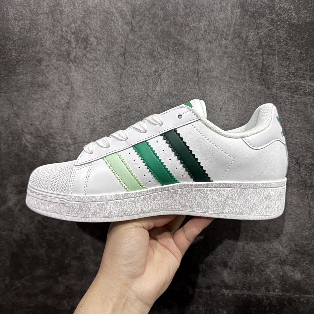 图片[2]-【公司级】Adidas Originals SUPERSTAR XLG Wn厚底贝壳头经典板鞋 公司级版本当您认为adidas Superstar鞋款再大胆不过时n这双鞋将70年代的经典运动鞋演绎成了现代时尚n标志性的锯齿状三条纹使放大的比例和同样大的宣言变得显而易见n全皮革鞋面忠实于其复古根源n同时重新设计轮廓以保持新鲜感n当贝壳趾引领时 自信地迈出每一步 官方货号: IF9121 Size：35.5 36 36.5 37.5 38 38.5 39 40 40.5 41 42 42.5 43 44 45 编码：XN200220-莆田鞋批发中心