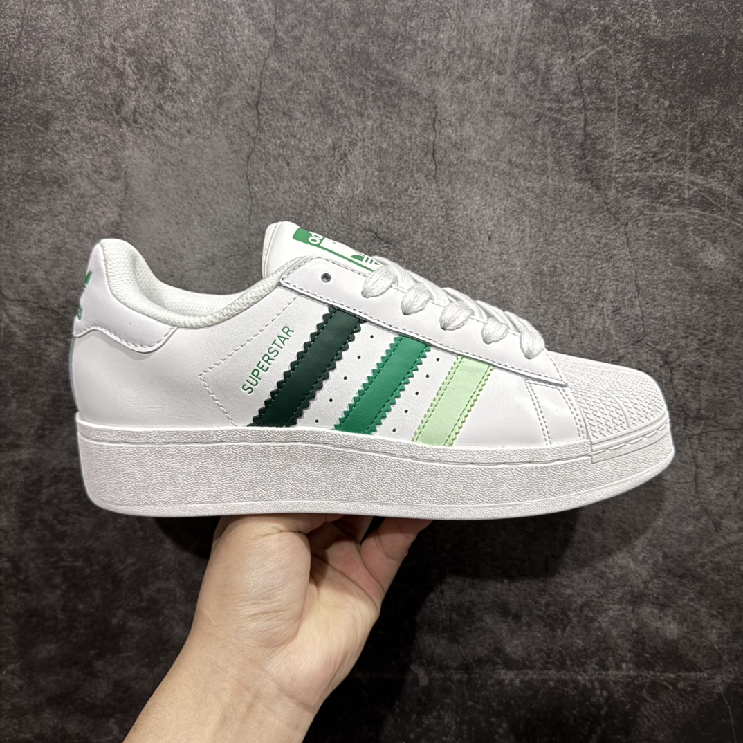 【公司级】Adidas Originals SUPERSTAR XLG Wn厚底贝壳头经典板鞋 公司级版本当您认为adidas Superstar鞋款再大胆不过时n这双鞋将70年代的经典运动鞋演绎成了现代时尚n标志性的锯齿状三条纹使放大的比例和同样大的宣言变得显而易见n全皮革鞋面忠实于其复古根源n同时重新设计轮廓以保持新鲜感n当贝壳趾引领时 自信地迈出每一步 官方货号: IF9121 Size：35.5 36 36.5 37.5 38 38.5 39 40 40.5 41 42 42.5 43 44 45 编码：XN200220-莆田鞋批发中心