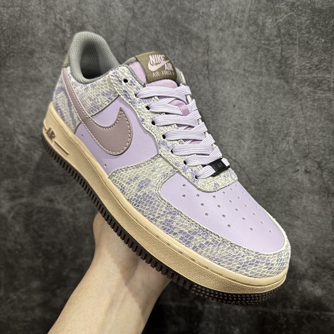 图片[3]-【公司级】Nike Air Force 1 ‘07 Low 空军一号蛇纹 紫灰色 蛇年限定 耐克低帮百搭厚底**休闲运动板鞋n柔软、弹性十足的缓震性能和出色的中底设计，横跨复古与现代的外型结合，造就出风靡全球三十多年的Force 1，直到今天还深受青睐。 货号：HF2898-500n码数：36 36.5 37.5 38 38.5 39 40 40.5 41 42 42.5 43 44 45 编码：CC230240-莆田鞋批发中心