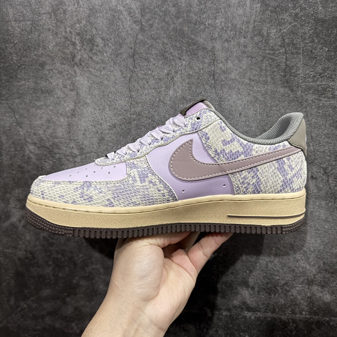 图片[2]-【公司级】Nike Air Force 1 ‘07 Low 空军一号蛇纹 紫灰色 蛇年限定 耐克低帮百搭厚底**休闲运动板鞋n柔软、弹性十足的缓震性能和出色的中底设计，横跨复古与现代的外型结合，造就出风靡全球三十多年的Force 1，直到今天还深受青睐。 货号：HF2898-500n码数：36 36.5 37.5 38 38.5 39 40 40.5 41 42 42.5 43 44 45 编码：CC230240-莆田鞋批发中心