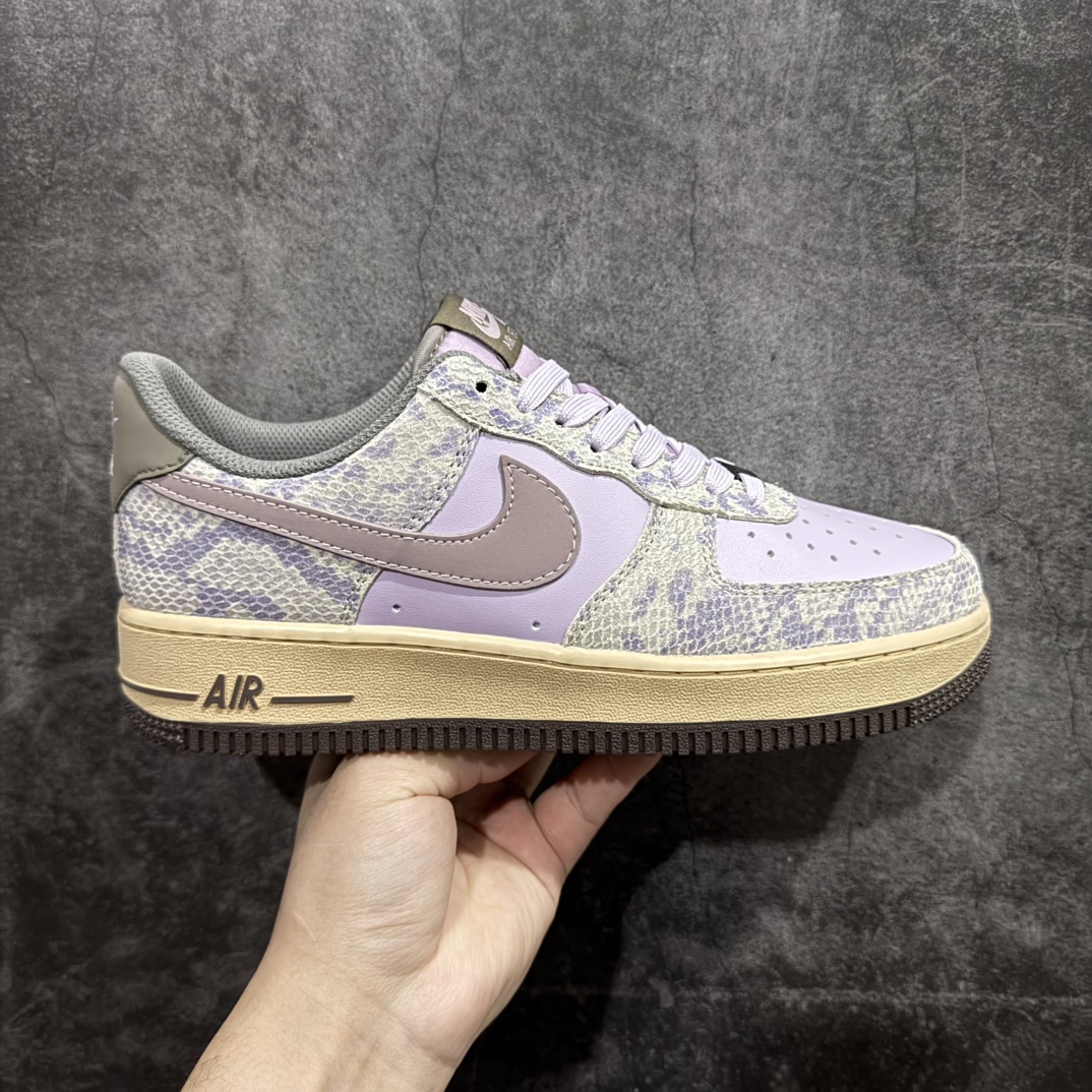 【公司级】Nike Air Force 1 ‘07 Low 空军一号蛇纹 紫灰色 蛇年限定 耐克低帮百搭厚底**休闲运动板鞋n柔软、弹性十足的缓震性能和出色的中底设计，横跨复古与现代的外型结合，造就出风靡全球三十多年的Force 1，直到今天还深受青睐。 货号：HF2898-500n码数：36 36.5 37.5 38 38.5 39 40 40.5 41 42 42.5 43 44 45 编码：CC230240-莆田鞋批发中心