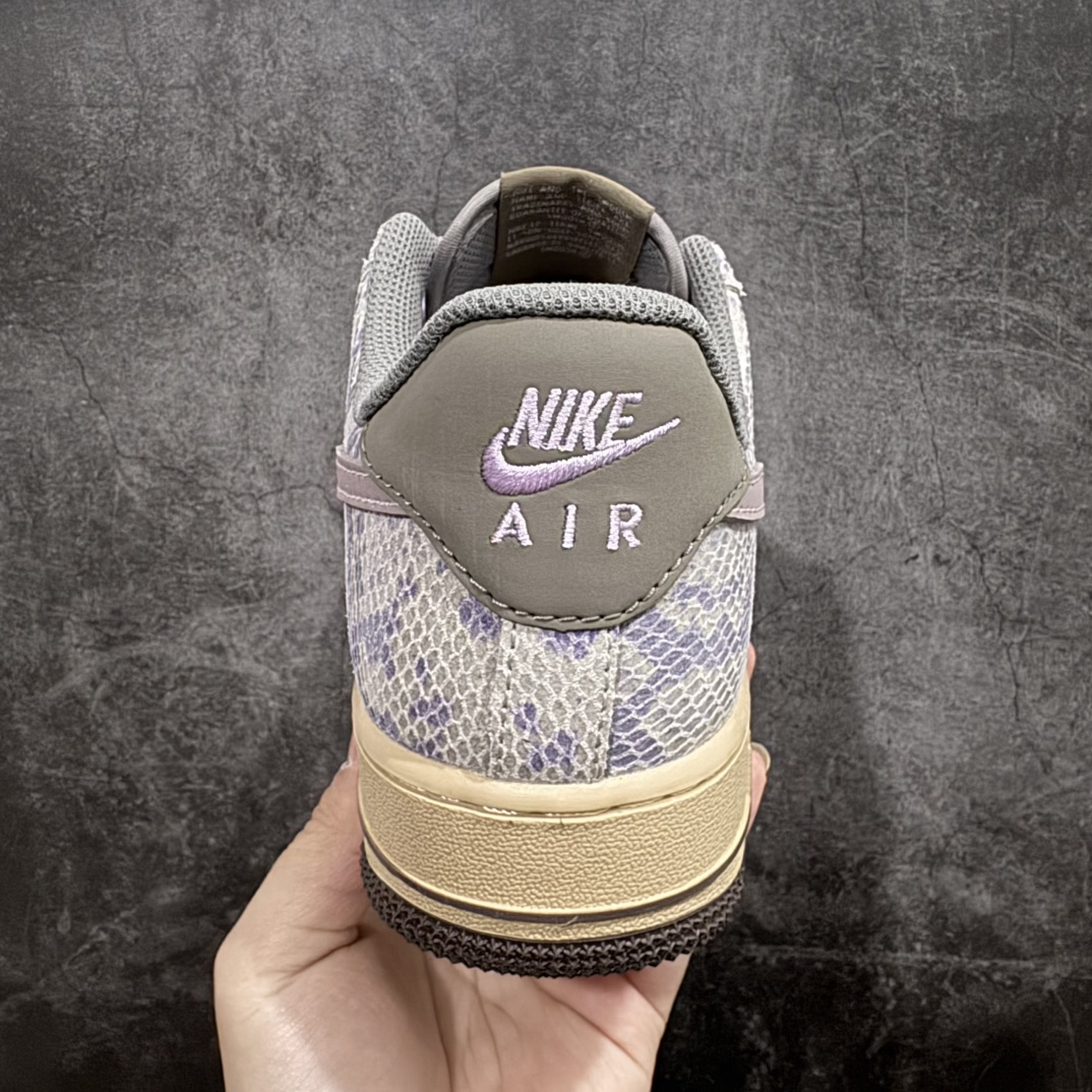 图片[4]-【公司级】Nike Air Force 1 ‘07 Low 空军一号蛇纹 紫灰色 蛇年限定 耐克低帮百搭厚底**休闲运动板鞋n柔软、弹性十足的缓震性能和出色的中底设计，横跨复古与现代的外型结合，造就出风靡全球三十多年的Force 1，直到今天还深受青睐。 货号：HF2898-500n码数：36 36.5 37.5 38 38.5 39 40 40.5 41 42 42.5 43 44 45 编码：CC230240-莆田鞋批发中心