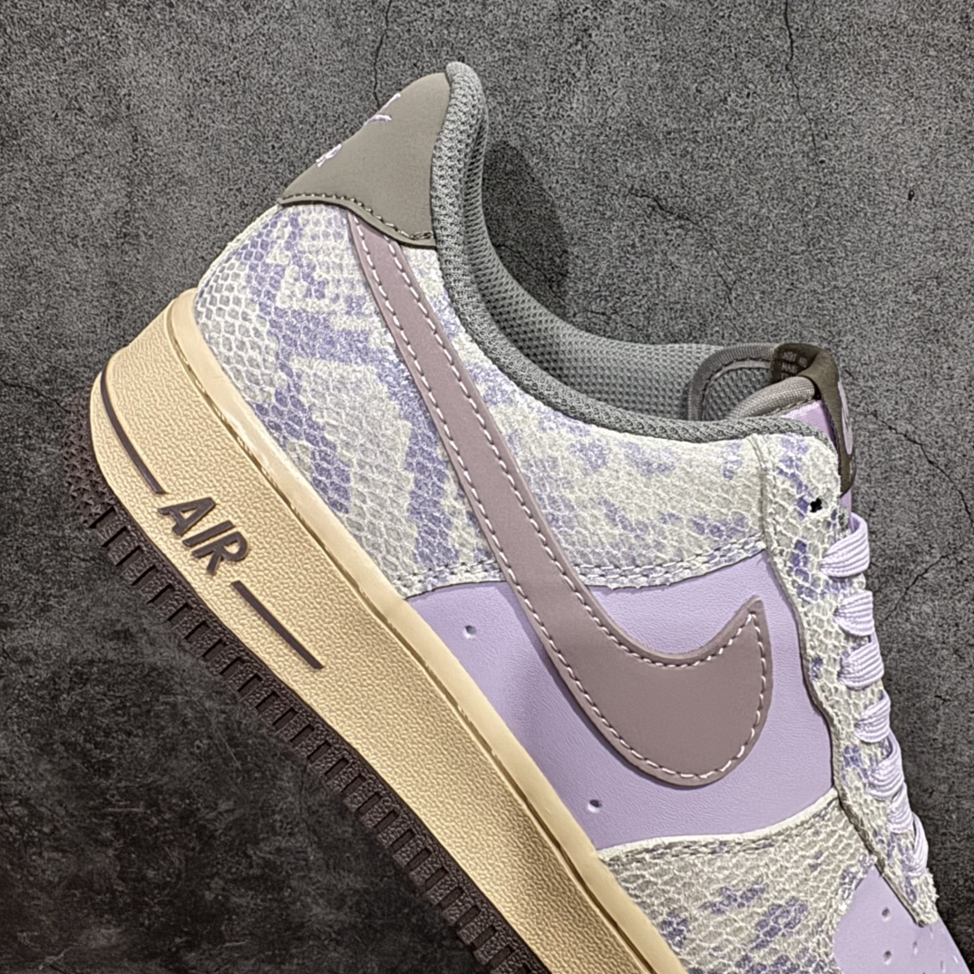 图片[7]-【公司级】Nike Air Force 1 ‘07 Low 空军一号蛇纹 紫灰色 蛇年限定 耐克低帮百搭厚底**休闲运动板鞋n柔软、弹性十足的缓震性能和出色的中底设计，横跨复古与现代的外型结合，造就出风靡全球三十多年的Force 1，直到今天还深受青睐。 货号：HF2898-500n码数：36 36.5 37.5 38 38.5 39 40 40.5 41 42 42.5 43 44 45 编码：CC230240-莆田鞋批发中心