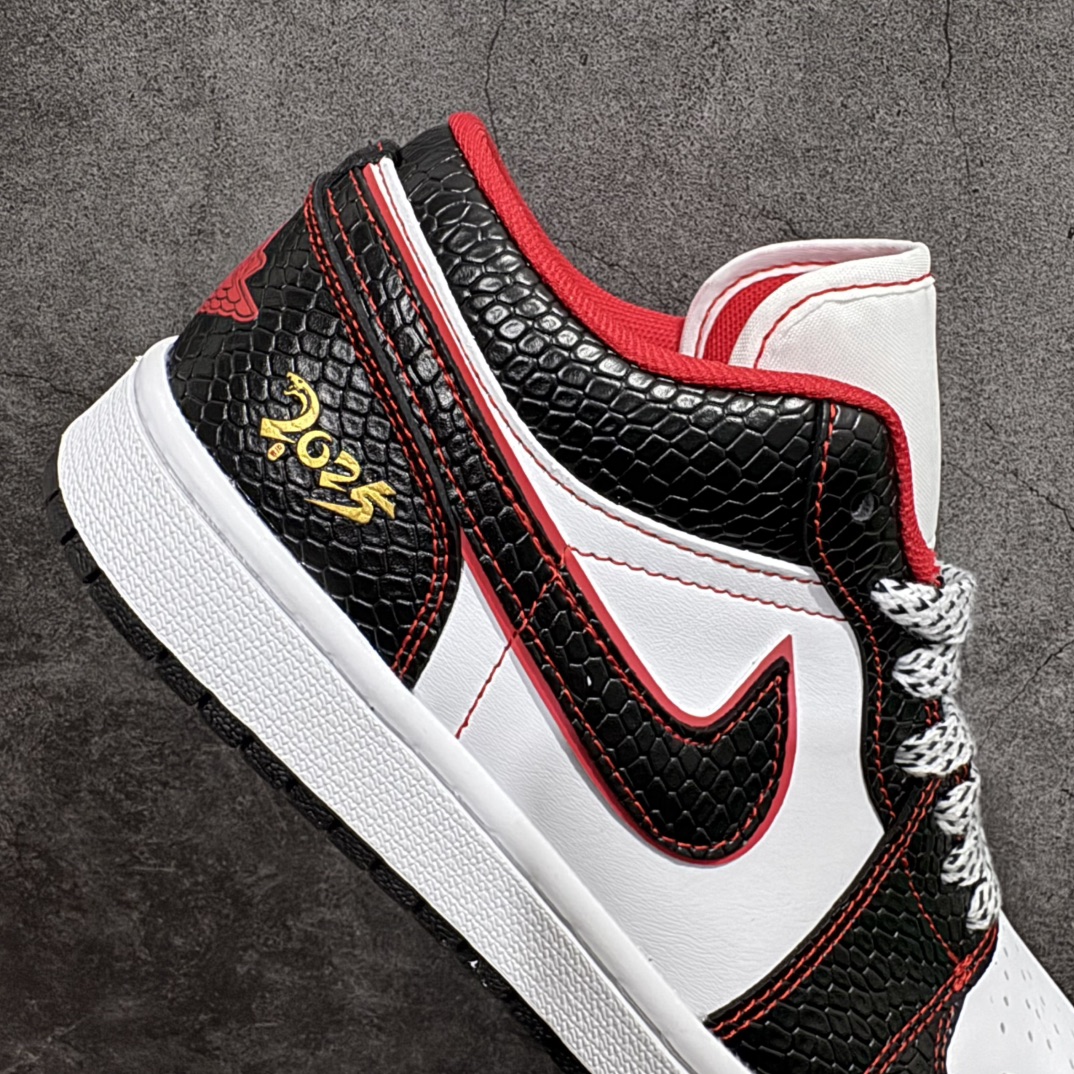 图片[7]-【定制版】Air Jordan 1 Retro Low 蛇年限定 白黑红小钩满天星n官方同步新色 原装级产物n拒绝公底 立体鞋型 细节完美 高清洁度购置公司同步原材料 原汁原味 忠于原版 货号：XX2412 012n码数：36 36.5 37.5 38 38.5 39 40 40.5 41 42 42.5 43 44 44.5 45 编码：CC280300-莆田鞋批发中心