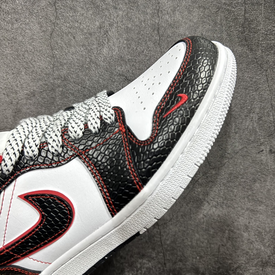 图片[6]-【定制版】Air Jordan 1 Retro Low 蛇年限定 白黑红小钩满天星n官方同步新色 原装级产物n拒绝公底 立体鞋型 细节完美 高清洁度购置公司同步原材料 原汁原味 忠于原版 货号：XX2412 012n码数：36 36.5 37.5 38 38.5 39 40 40.5 41 42 42.5 43 44 44.5 45 编码：CC280300-莆田鞋批发中心