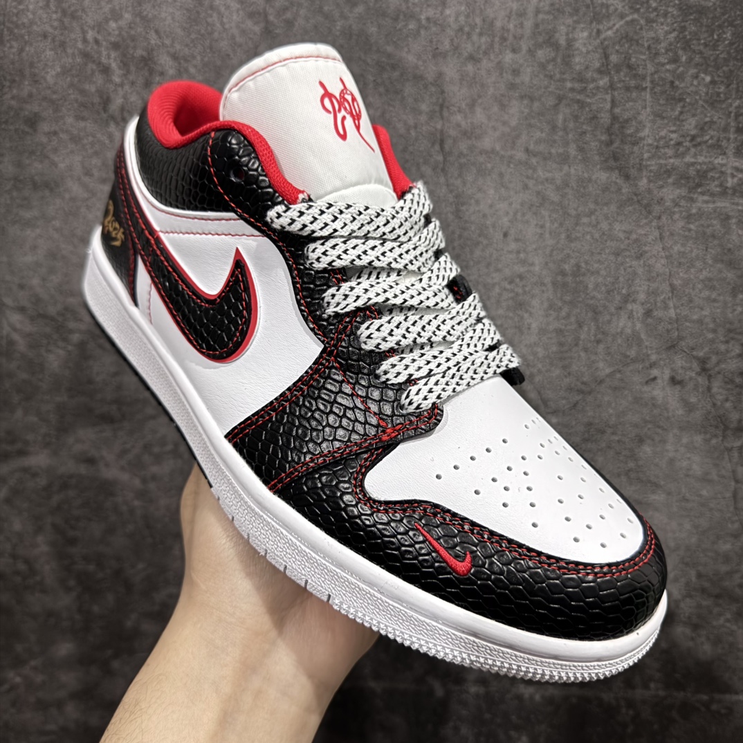 图片[3]-【定制版】Air Jordan 1 Retro Low 蛇年限定 白黑红小钩满天星n官方同步新色 原装级产物n拒绝公底 立体鞋型 细节完美 高清洁度购置公司同步原材料 原汁原味 忠于原版 货号：XX2412 012n码数：36 36.5 37.5 38 38.5 39 40 40.5 41 42 42.5 43 44 44.5 45 编码：CC280300-莆田鞋批发中心