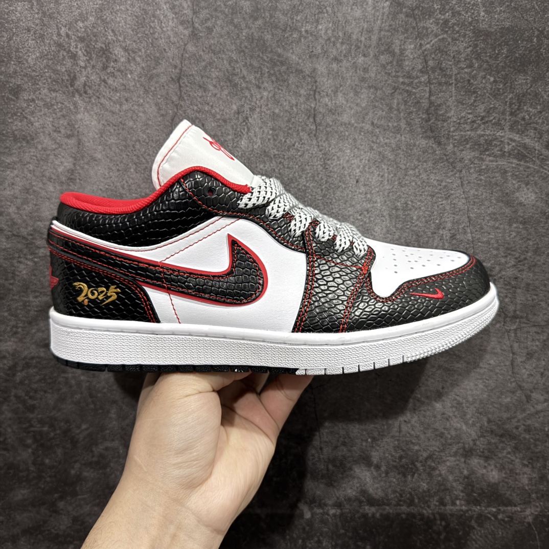 【定制版】Air Jordan 1 Retro Low 蛇年限定 白黑红小钩满天星n官方同步新色 原装级产物n拒绝公底 立体鞋型 细节完美 高清洁度购置公司同步原材料 原汁原味 忠于原版 货号：XX2412 012n码数：36 36.5 37.5 38 38.5 39 40 40.5 41 42 42.5 43 44 44.5 45 编码：CC280300-莆田鞋批发中心