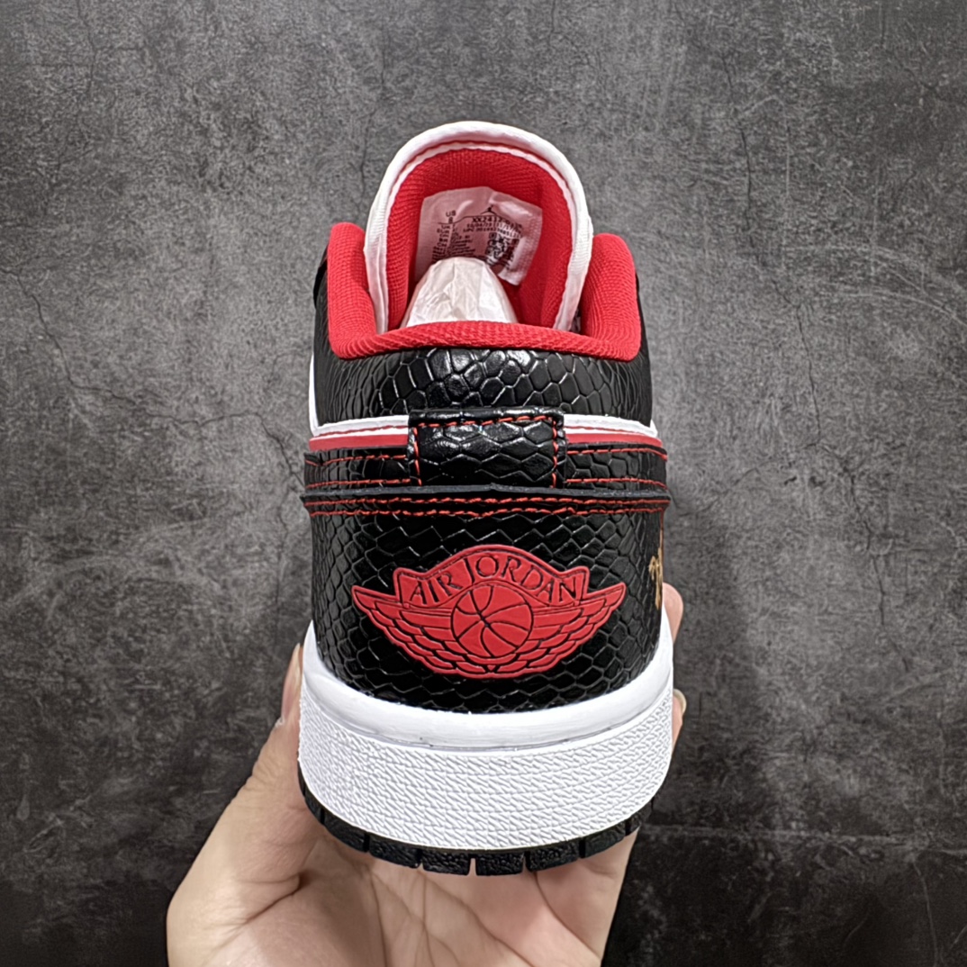 图片[4]-【定制版】Air Jordan 1 Retro Low 蛇年限定 白黑红小钩满天星n官方同步新色 原装级产物n拒绝公底 立体鞋型 细节完美 高清洁度购置公司同步原材料 原汁原味 忠于原版 货号：XX2412 012n码数：36 36.5 37.5 38 38.5 39 40 40.5 41 42 42.5 43 44 44.5 45 编码：CC280300-莆田鞋批发中心