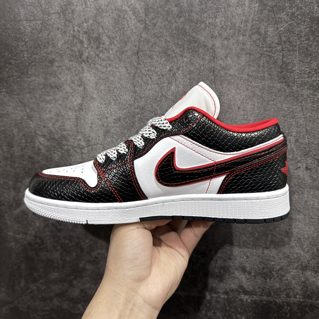 图片[2]-【定制版】Air Jordan 1 Retro Low 蛇年限定 白黑红小钩满天星n官方同步新色 原装级产物n拒绝公底 立体鞋型 细节完美 高清洁度购置公司同步原材料 原汁原味 忠于原版 货号：XX2412 012n码数：36 36.5 37.5 38 38.5 39 40 40.5 41 42 42.5 43 44 44.5 45 编码：CC280300-莆田鞋批发中心