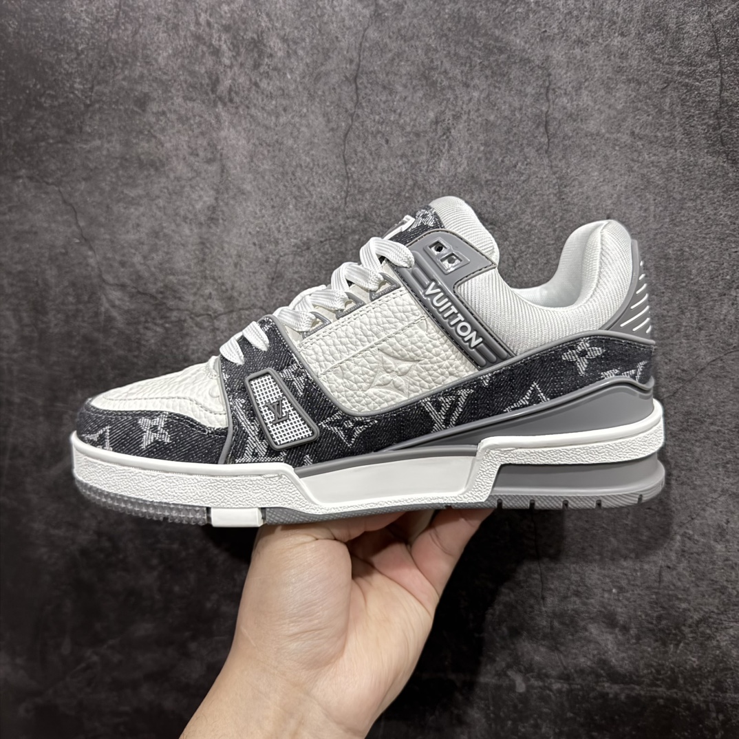 图片[2]-【顶级空胶特价】Louis Vuitton Trainer lv时装走秀运动鞋实力大厂出品 平台专供成熟的做工稳定的品控  完美鞋型超高的清洁度零毛边线头瑕疵 全套原楦原纸版原鞋开模全网最具灵魂的版型 正确原装黄色鞋盒 正确中底印花 鞋面印花3D高频深度立体 全鞋电脑针车 紧密相连 针距密度一致 环保乳胶注塑鞋垫 厚度脚感还原原版 皮面裁剪部位 统一油边封口工艺 原装橡胶大底含胶量大底组合零偏差 专柜全套包装 防尘袋 说明书 质保卡 男女鞋  尺码：35 36 37 38 39 40 41 42 43 44 45 编码：SL330350-莆田鞋批发中心