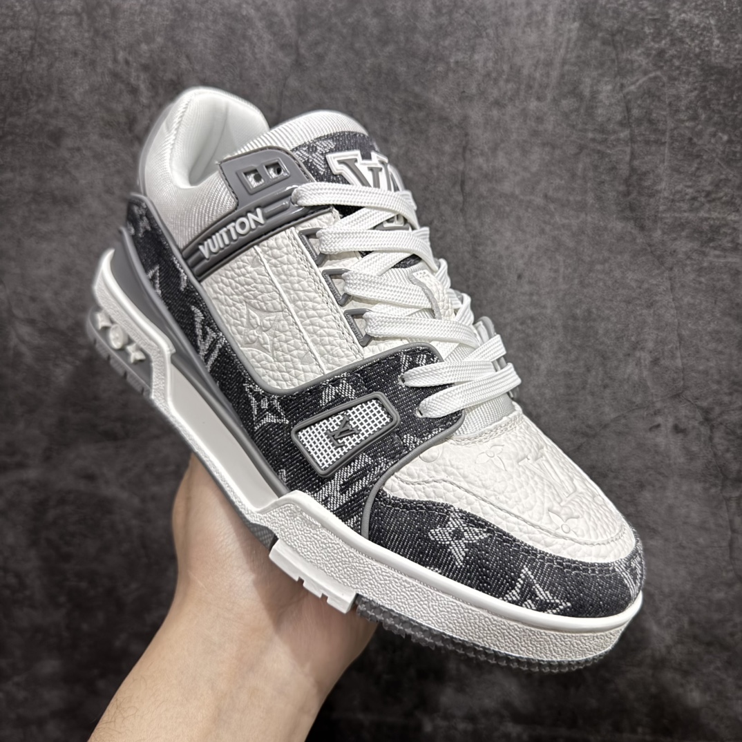 图片[3]-【顶级空胶特价】Louis Vuitton Trainer lv时装走秀运动鞋实力大厂出品 平台专供成熟的做工稳定的品控  完美鞋型超高的清洁度零毛边线头瑕疵 全套原楦原纸版原鞋开模全网最具灵魂的版型 正确原装黄色鞋盒 正确中底印花 鞋面印花3D高频深度立体 全鞋电脑针车 紧密相连 针距密度一致 环保乳胶注塑鞋垫 厚度脚感还原原版 皮面裁剪部位 统一油边封口工艺 原装橡胶大底含胶量大底组合零偏差 专柜全套包装 防尘袋 说明书 质保卡 男女鞋  尺码：35 36 37 38 39 40 41 42 43 44 45 编码：SL330350-莆田鞋批发中心