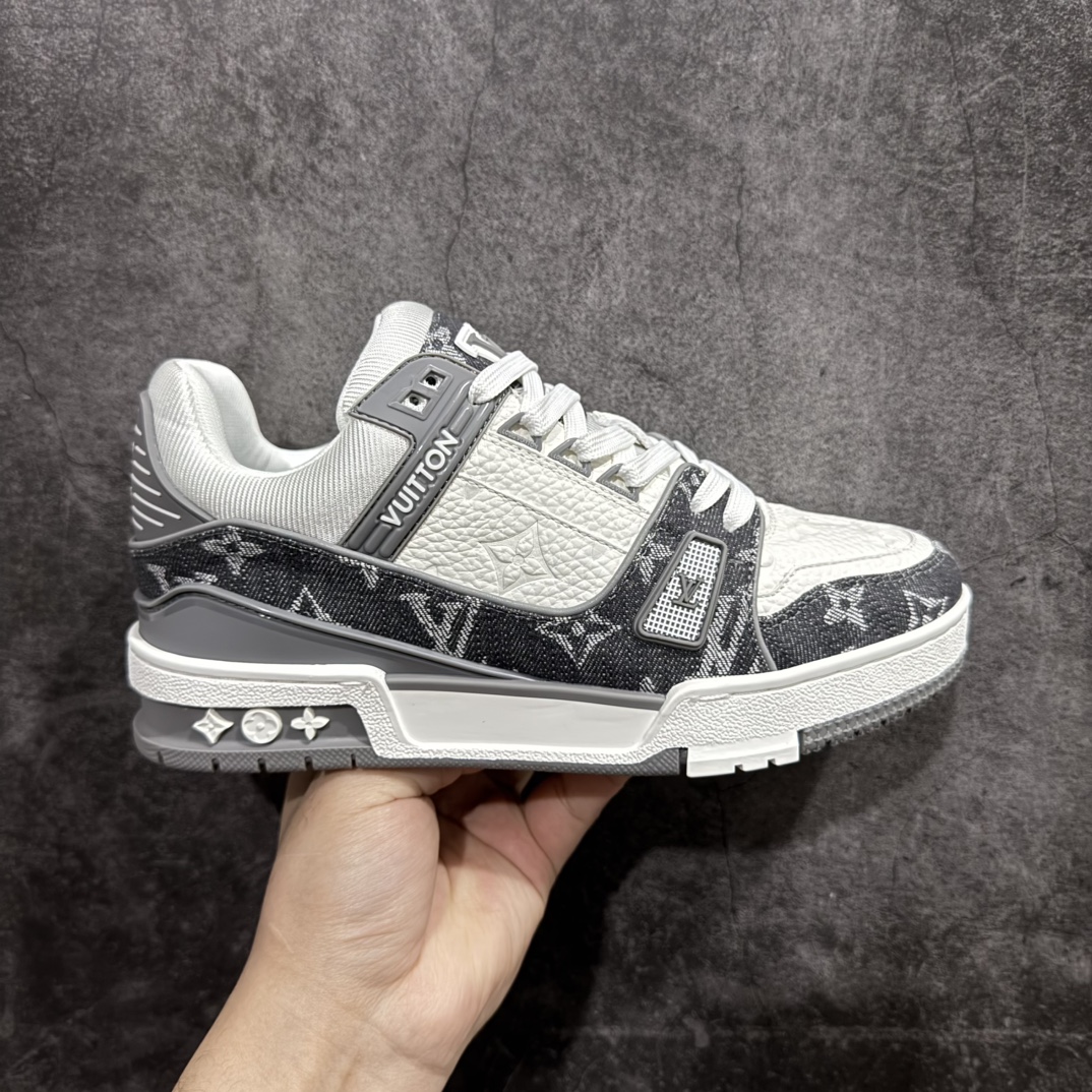 【顶级空胶特价】Louis Vuitton Trainer lv时装走秀运动鞋实力大厂出品 平台专供成熟的做工稳定的品控  完美鞋型超高的清洁度零毛边线头瑕疵 全套原楦原纸版原鞋开模全网最具灵魂的版型 正确原装黄色鞋盒 正确中底印花 鞋面印花3D高频深度立体 全鞋电脑针车 紧密相连 针距密度一致 环保乳胶注塑鞋垫 厚度脚感还原原版 皮面裁剪部位 统一油边封口工艺 原装橡胶大底含胶量大底组合零偏差 专柜全套包装 防尘袋 说明书 质保卡 男女鞋  尺码：35 36 37 38 39 40 41 42 43 44 45 编码：SL330350-莆田鞋批发中心