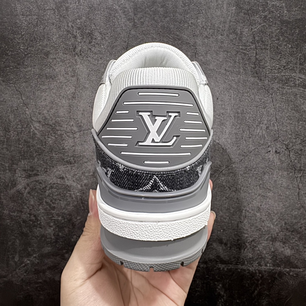 图片[4]-【顶级空胶特价】Louis Vuitton Trainer lv时装走秀运动鞋实力大厂出品 平台专供成熟的做工稳定的品控  完美鞋型超高的清洁度零毛边线头瑕疵 全套原楦原纸版原鞋开模全网最具灵魂的版型 正确原装黄色鞋盒 正确中底印花 鞋面印花3D高频深度立体 全鞋电脑针车 紧密相连 针距密度一致 环保乳胶注塑鞋垫 厚度脚感还原原版 皮面裁剪部位 统一油边封口工艺 原装橡胶大底含胶量大底组合零偏差 专柜全套包装 防尘袋 说明书 质保卡 男女鞋  尺码：35 36 37 38 39 40 41 42 43 44 45 编码：SL330350-莆田鞋批发中心