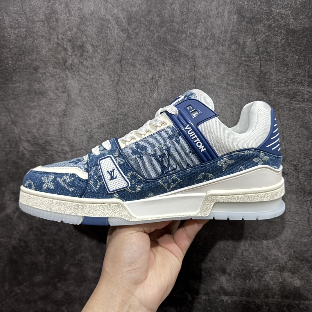 图片[2]-【顶级空胶特价】Louis Vuitton Trainer lv时装走秀运动鞋实力大厂出品 平台专供成熟的做工稳定的品控  完美鞋型超高的清洁度零毛边线头瑕疵 全套原楦原纸版原鞋开模全网最具灵魂的版型 正确原装黄色鞋盒 正确中底印花 鞋面印花3D高频深度立体 全鞋电脑针车 紧密相连 针距密度一致 环保乳胶注塑鞋垫 厚度脚感还原原版 皮面裁剪部位 统一油边封口工艺 原装橡胶大底含胶量大底组合零偏差 专柜全套包装 防尘袋 说明书 质保卡 男女鞋  尺码：35 36 37 38 39 40 41 42 43 44 45 编码：SL330350-莆田鞋批发中心