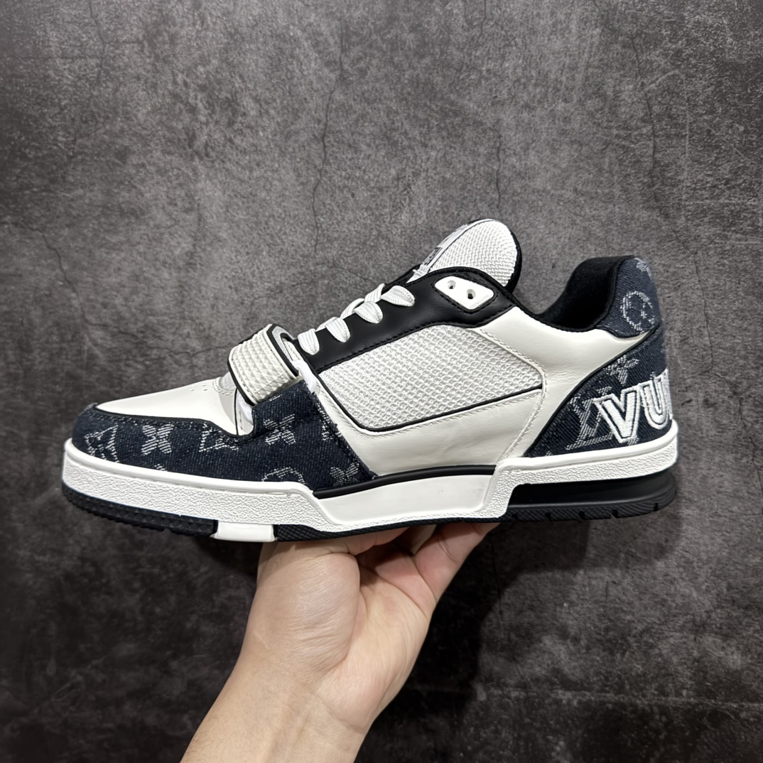 图片[2]-【顶级空胶特价】Louis Vuitton Trainer lv时装走秀运动鞋实力大厂出品 平台专供成熟的做工稳定的品控  完美鞋型超高的清洁度零毛边线头瑕疵 全套原楦原纸版原鞋开模全网最具灵魂的版型 正确原装黄色鞋盒 正确中底印花 鞋面印花3D高频深度立体 全鞋电脑针车 紧密相连 针距密度一致 环保乳胶注塑鞋垫 厚度脚感还原原版 皮面裁剪部位 统一油边封口工艺 原装橡胶大底含胶量大底组合零偏差 专柜全套包装 防尘袋 说明书 质保卡 男女鞋  尺码：35 36 37 38 39 40 41 42 43 44 45 编码：SL330350-莆田鞋批发中心