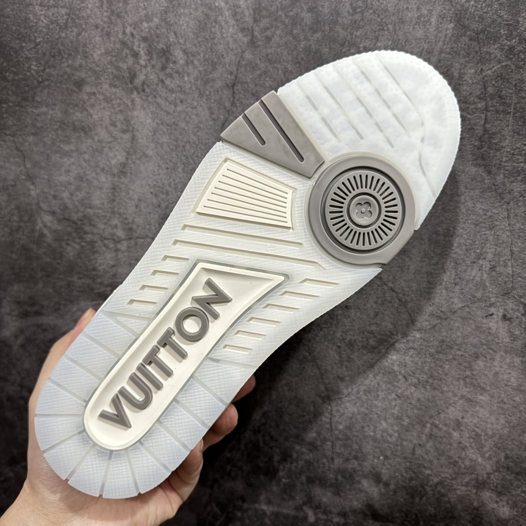 图片[9]-【顶级空胶特价】Louis Vuitton Trainer lv时装走秀运动鞋实力大厂出品 平台专供成熟的做工稳定的品控  完美鞋型超高的清洁度零毛边线头瑕疵 全套原楦原纸版原鞋开模全网最具灵魂的版型 正确原装黄色鞋盒 正确中底印花 鞋面印花3D高频深度立体 全鞋电脑针车 紧密相连 针距密度一致 环保乳胶注塑鞋垫 厚度脚感还原原版 皮面裁剪部位 统一油边封口工艺 原装橡胶大底含胶量大底组合零偏差 专柜全套包装 防尘袋 说明书 质保卡 男女鞋  尺码：35 36 37 38 39 40 41 42 43 44 45 编码：SL330350-莆田鞋批发中心