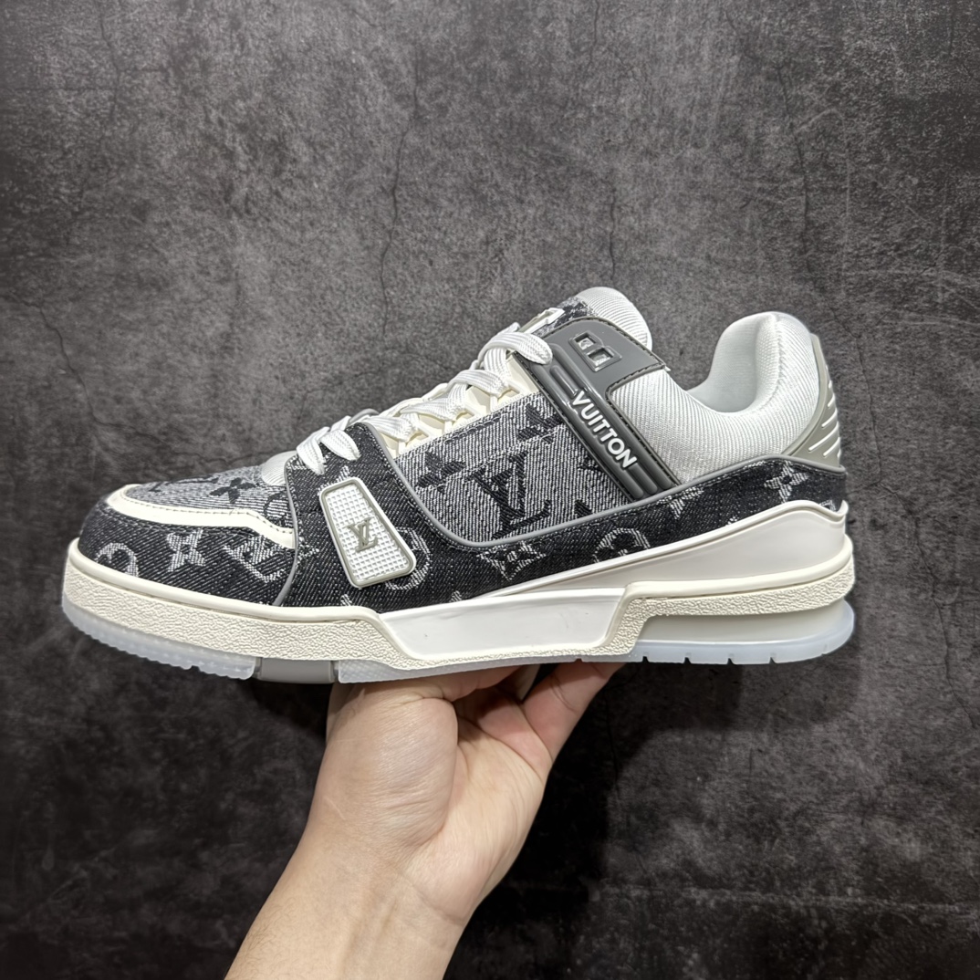 图片[2]-【顶级空胶特价】Louis Vuitton Trainer lv时装走秀运动鞋实力大厂出品 平台专供成熟的做工稳定的品控  完美鞋型超高的清洁度零毛边线头瑕疵 全套原楦原纸版原鞋开模全网最具灵魂的版型 正确原装黄色鞋盒 正确中底印花 鞋面印花3D高频深度立体 全鞋电脑针车 紧密相连 针距密度一致 环保乳胶注塑鞋垫 厚度脚感还原原版 皮面裁剪部位 统一油边封口工艺 原装橡胶大底含胶量大底组合零偏差 专柜全套包装 防尘袋 说明书 质保卡 男女鞋  尺码：35 36 37 38 39 40 41 42 43 44 45 编码：SL330350-莆田鞋批发中心