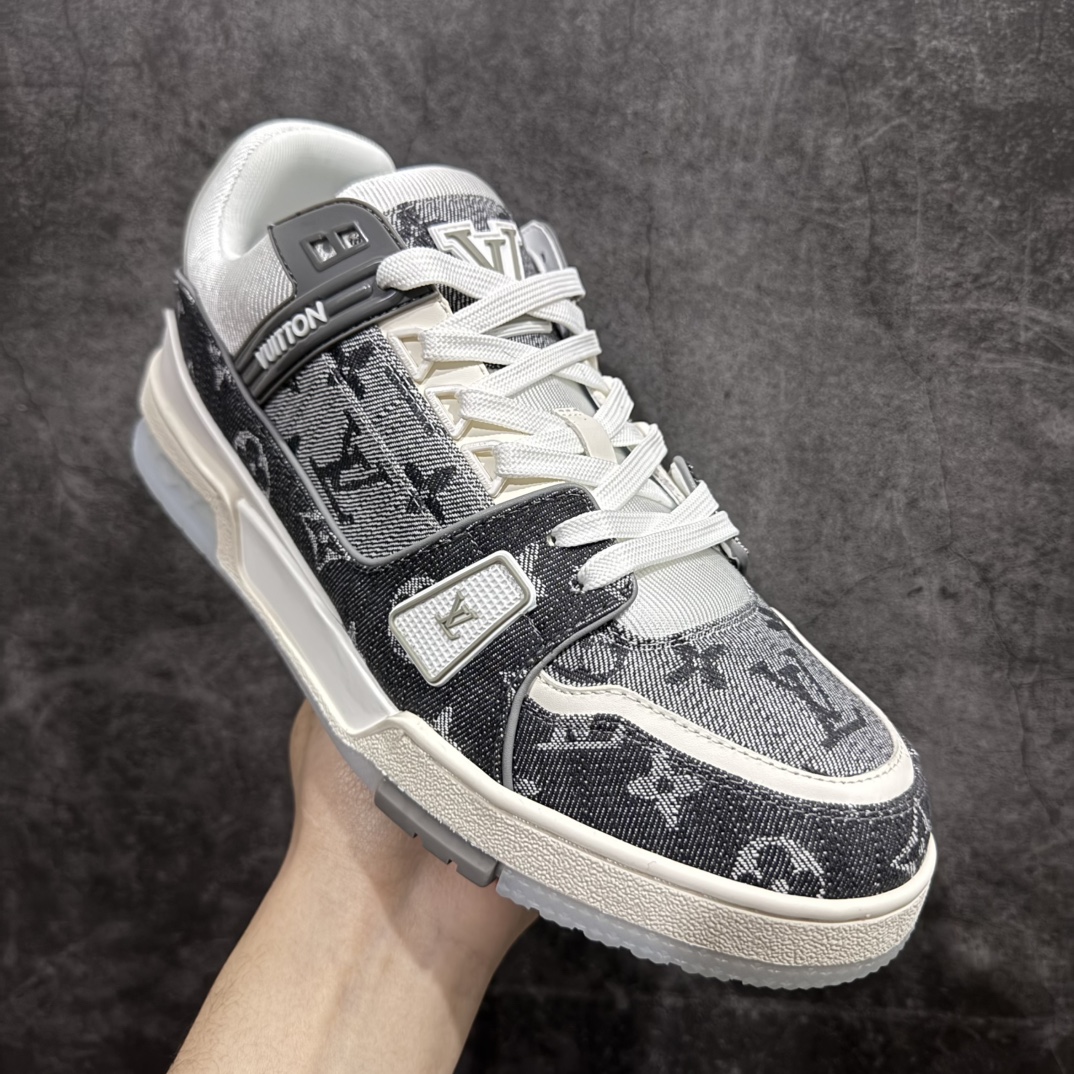 图片[3]-【顶级空胶特价】Louis Vuitton Trainer lv时装走秀运动鞋实力大厂出品 平台专供成熟的做工稳定的品控  完美鞋型超高的清洁度零毛边线头瑕疵 全套原楦原纸版原鞋开模全网最具灵魂的版型 正确原装黄色鞋盒 正确中底印花 鞋面印花3D高频深度立体 全鞋电脑针车 紧密相连 针距密度一致 环保乳胶注塑鞋垫 厚度脚感还原原版 皮面裁剪部位 统一油边封口工艺 原装橡胶大底含胶量大底组合零偏差 专柜全套包装 防尘袋 说明书 质保卡 男女鞋  尺码：35 36 37 38 39 40 41 42 43 44 45 编码：SL330350-莆田鞋批发中心