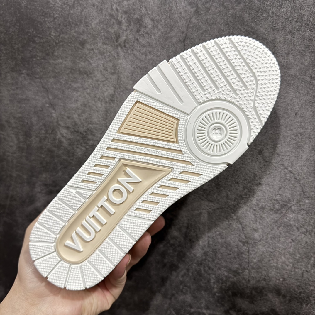 图片[9]-【顶级空胶特价】Louis Vuitton Trainer lv时装走秀运动鞋实力大厂出品 平台专供成熟的做工稳定的品控  完美鞋型超高的清洁度零毛边线头瑕疵 全套原楦原纸版原鞋开模全网最具灵魂的版型 正确原装黄色鞋盒 正确中底印花 鞋面印花3D高频深度立体 全鞋电脑针车 紧密相连 针距密度一致 环保乳胶注塑鞋垫 厚度脚感还原原版 皮面裁剪部位 统一油边封口工艺 原装橡胶大底含胶量大底组合零偏差 专柜全套包装 防尘袋 说明书 质保卡 男女鞋  尺码：35 36 37 38 39 40 41 42 43 44 45 编码：SL330350-莆田鞋批发中心