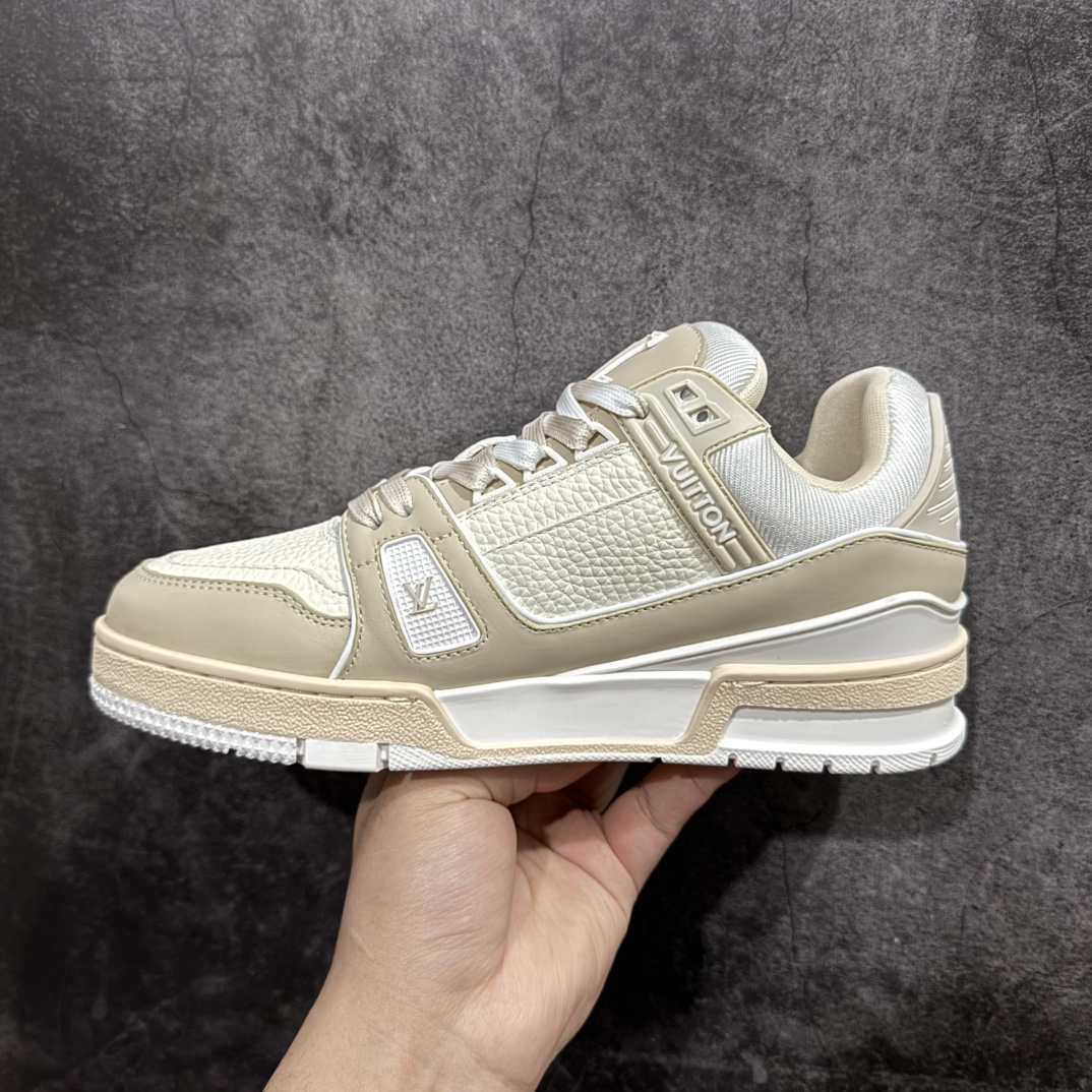 图片[2]-【顶级空胶特价】Louis Vuitton Trainer lv时装走秀运动鞋实力大厂出品 平台专供成熟的做工稳定的品控  完美鞋型超高的清洁度零毛边线头瑕疵 全套原楦原纸版原鞋开模全网最具灵魂的版型 正确原装黄色鞋盒 正确中底印花 鞋面印花3D高频深度立体 全鞋电脑针车 紧密相连 针距密度一致 环保乳胶注塑鞋垫 厚度脚感还原原版 皮面裁剪部位 统一油边封口工艺 原装橡胶大底含胶量大底组合零偏差 专柜全套包装 防尘袋 说明书 质保卡 男女鞋  尺码：35 36 37 38 39 40 41 42 43 44 45 编码：SL330350-莆田鞋批发中心