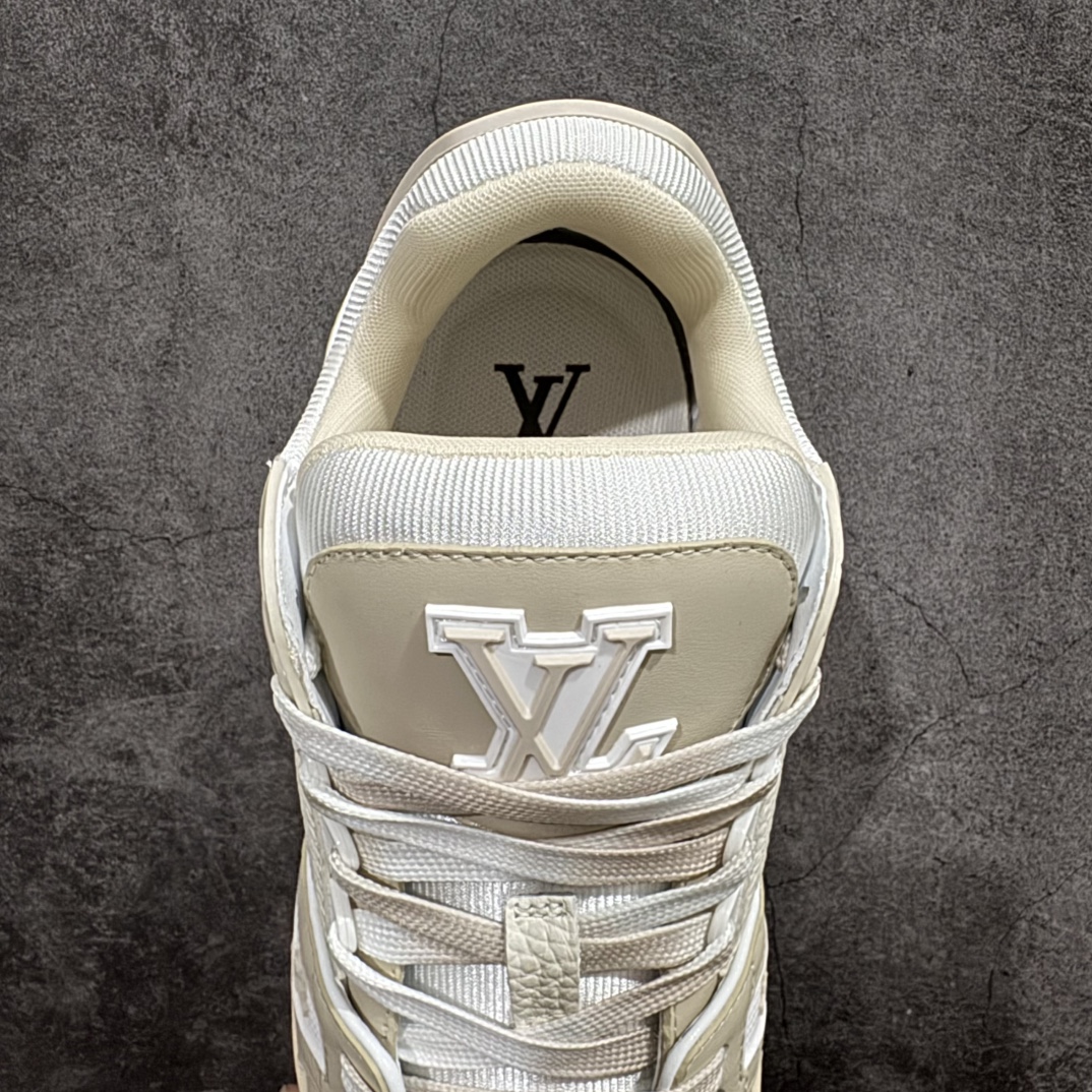 图片[8]-【顶级空胶特价】Louis Vuitton Trainer lv时装走秀运动鞋实力大厂出品 平台专供成熟的做工稳定的品控  完美鞋型超高的清洁度零毛边线头瑕疵 全套原楦原纸版原鞋开模全网最具灵魂的版型 正确原装黄色鞋盒 正确中底印花 鞋面印花3D高频深度立体 全鞋电脑针车 紧密相连 针距密度一致 环保乳胶注塑鞋垫 厚度脚感还原原版 皮面裁剪部位 统一油边封口工艺 原装橡胶大底含胶量大底组合零偏差 专柜全套包装 防尘袋 说明书 质保卡 男女鞋  尺码：35 36 37 38 39 40 41 42 43 44 45 编码：SL330350-莆田鞋批发中心