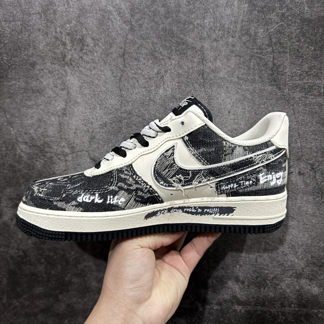 图片[2]-【公司级】Nk Air Force 1\’07 Low \”Black Jeans\” 涂鸦黑牛仔 空军一号低帮休闲运动板鞋rn#在城市的角落，有个充满创意与热情的街头涂鸦艺术家。他对牛仔布料情有独钟，尤其是那经典的黑色牛仔，在他眼中，每一条黑牛仔都是一块等待被赋予灵魂的画布，创作一系列涂鸦牛仔服饰r 货号：FB0607-660 尺码：36 36.5 37.5 38 38.5 39 40 40.5 41 42 42.5 43 44 44.5 45 编码：HXS310320-莆田鞋批发中心