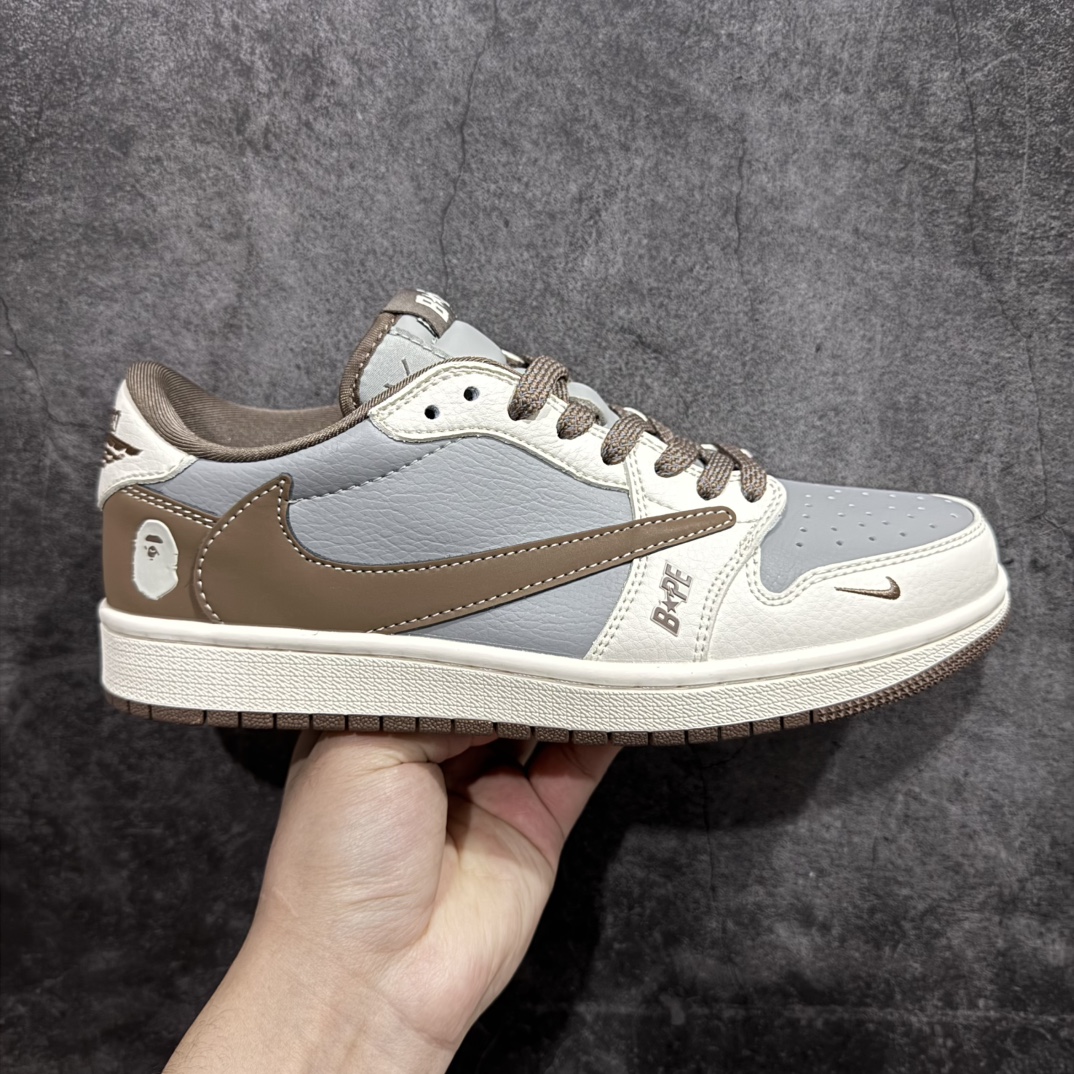 【定制版】Fragment x Travis Scott x 猿人头nAir Jordan 1 Low 三方联名倒钩性价比原盒出货 全新的三方联名低帮倒钩鞋面延续了黑脚趾设计，整双鞋以全荔枝皮打造，腰身搭配白色「倒勾」，再点缀上Travis Scott 标志性的Logo，后跟处以藤原浩最拿手的蓝色为主色调，完善极具Fragment Design的白蓝黑设计风格，左右脚分别以Travis Scott鬼脸和乔丹飞翼加以修饰，彰显出三方联名的奢华格调。 官方货号：BB6511 627 Size：36 36.5 37.5 38 38.5 39 40 40.5 41 42 42.5 43 44 44.5 45   编码：HXS320340-莆田鞋批发中心