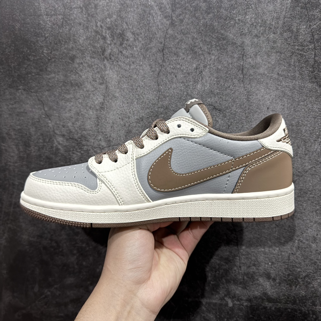 图片[2]-【定制版】Fragment x Travis Scott x 猿人头nAir Jordan 1 Low 三方联名倒钩性价比原盒出货 全新的三方联名低帮倒钩鞋面延续了黑脚趾设计，整双鞋以全荔枝皮打造，腰身搭配白色「倒勾」，再点缀上Travis Scott 标志性的Logo，后跟处以藤原浩最拿手的蓝色为主色调，完善极具Fragment Design的白蓝黑设计风格，左右脚分别以Travis Scott鬼脸和乔丹飞翼加以修饰，彰显出三方联名的奢华格调。 官方货号：BB6511 627 Size：36 36.5 37.5 38 38.5 39 40 40.5 41 42 42.5 43 44 44.5 45   编码：HXS320340-莆田鞋批发中心