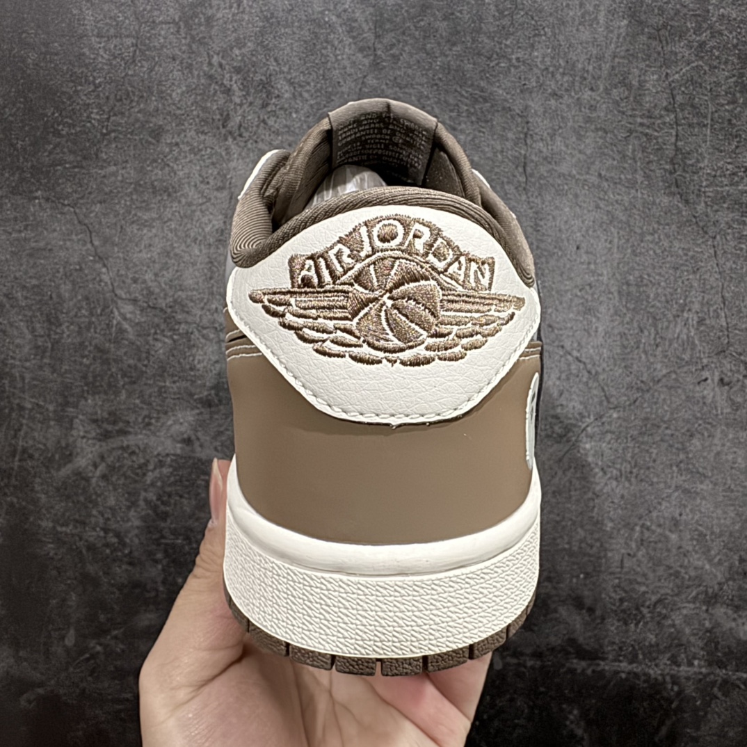 图片[4]-【定制版】Fragment x Travis Scott x 猿人头nAir Jordan 1 Low 三方联名倒钩性价比原盒出货 全新的三方联名低帮倒钩鞋面延续了黑脚趾设计，整双鞋以全荔枝皮打造，腰身搭配白色「倒勾」，再点缀上Travis Scott 标志性的Logo，后跟处以藤原浩最拿手的蓝色为主色调，完善极具Fragment Design的白蓝黑设计风格，左右脚分别以Travis Scott鬼脸和乔丹飞翼加以修饰，彰显出三方联名的奢华格调。 官方货号：BB6511 627 Size：36 36.5 37.5 38 38.5 39 40 40.5 41 42 42.5 43 44 44.5 45   编码：HXS320340-莆田鞋批发中心