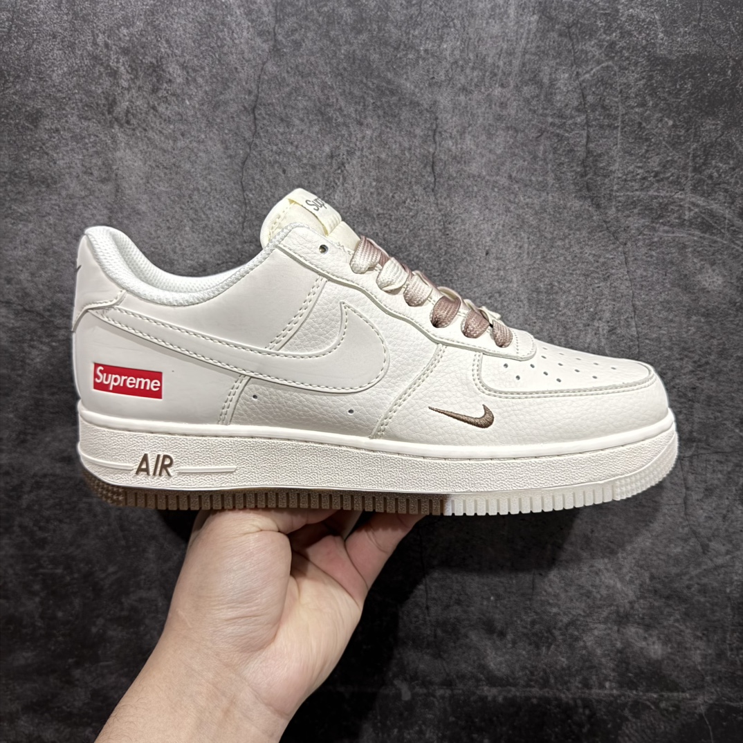 【公司级】Nk Air Force 1\’07 Low Supreme联名-米咖双拼 空军一号 低帮休闲板鞋 BB7577-215rn#原楦头原纸板 原装鞋盒 定制五金配件 内置全掌气垫 原厂鞋底 r 尺码：36 36.5 37.5 38 38.5 39 40 40.5 41 42 42.5 43 44 44.5 45 编码：HXS310320-莆田鞋批发中心