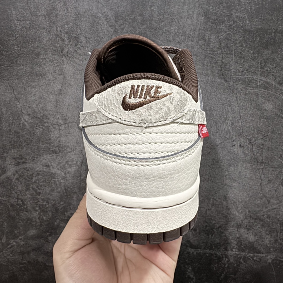 图片[4]-【定制版】Nk SB Dunk Low Supreme联名蛇年限定 灰蟒纹 周年高端定制 低帮休闲板鞋 XS1086-018rn#定制鞋盒 大厂纯原品质出货 超高清洁度 皮料切割干净无任何毛边 细节完美 r 尺码：36 36.5 37.5 38 38.5 39 40 40.5 41 42 42.5 43 44 44.5 45  编码：HXS320340-莆田鞋批发中心