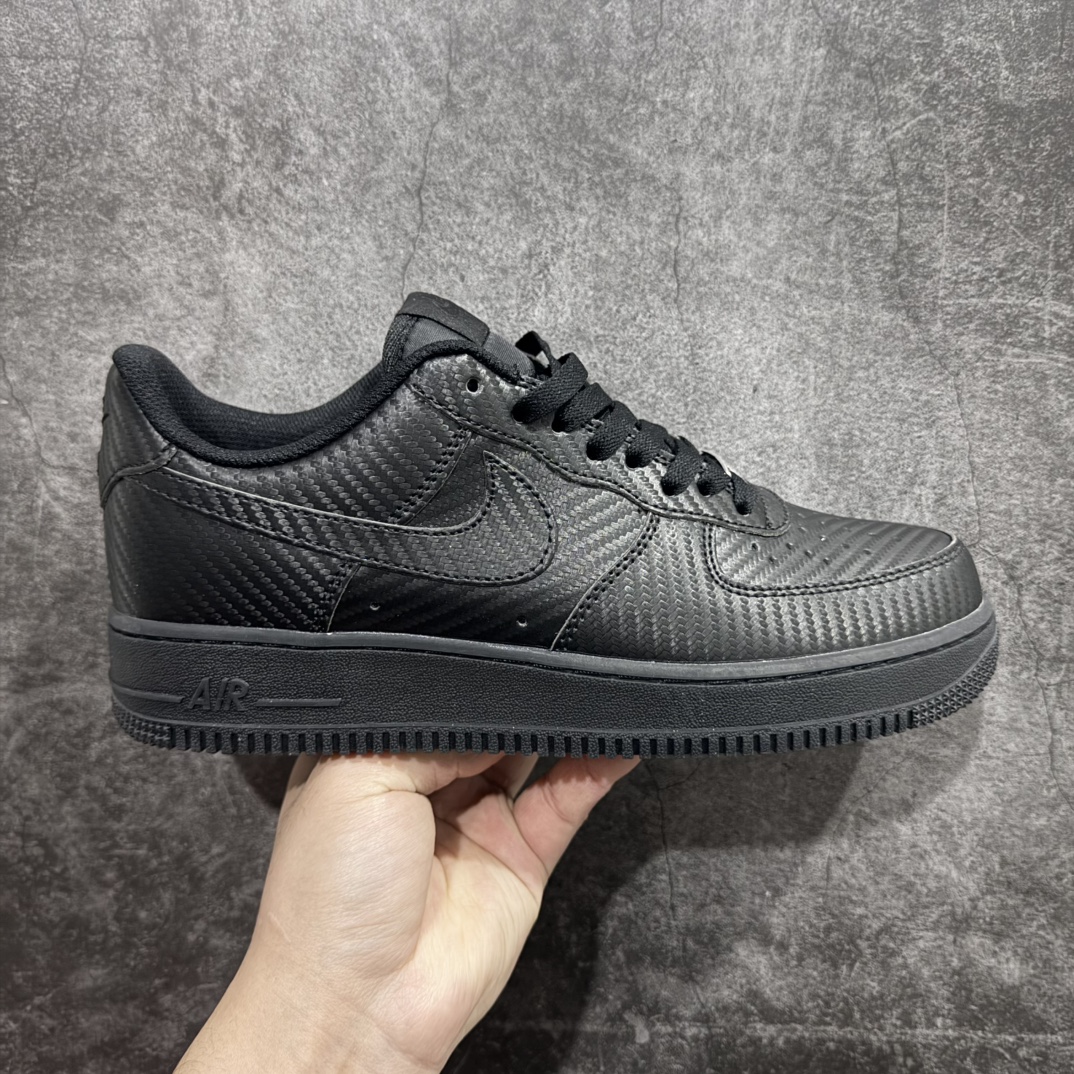 【公司级】Nike Air Force 1 空军一号 碳纤维全黑 原楦头原纸板 打造纯正空军版型#专注外贸渠道  全掌内置蜂窝气垫 #原盒配件 原厂中底钢印、拉帮完美 货号：HF2886-001nSIZE：36 36.5 37.5 38 38.5 39 40 40.5 41 42 42.5 43 44 44.5 45 编码：LF230240-莆田鞋批发中心