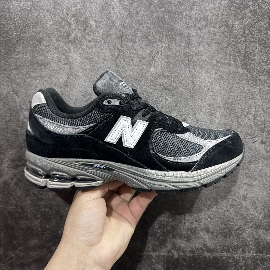 【纯原c版】NB New Balance M2002R 新百伦M2002RR1 黑灰nn全新版本出货新配色陆续开发出货 品质很好  价格实惠n 全套原楦原纸板原厂数据开发 原厂网纱 原装进口皮料 正确绒感卡色 正确中底拉帮中底网布细节 一比一手工擦旧效果 冲裁组合 匠心打造 耗时两个月开发完成 工艺极其复杂难度可想而知 新开独立私模大底 全网唯一正确做旧组合大底 高端零售专供产物  尺码：36 37 37.5 38 38.5 39.5 40 40.5 41.5 42 42.5 43 44 44.5 45 45.5 46.5 编码：JP270290-莆田鞋批发中心