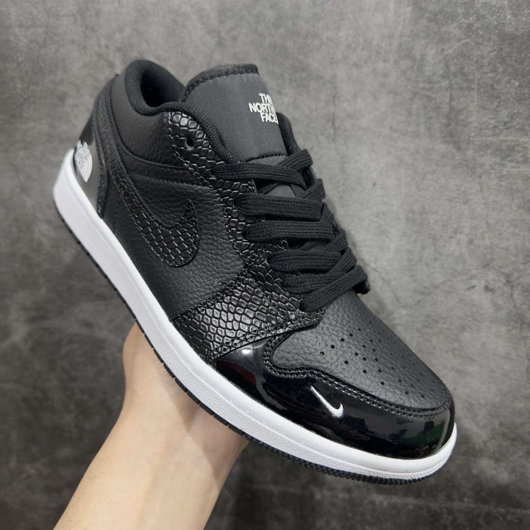 图片[3]-【定制版】Nike Jordan Air Jordan 1 北面联名n纯原大厂出品 极力推荐n定制鞋盒 大厂纯原品质出货超高清洁度 皮料切割干净无任何毛边 细节完美 货号：XX2411 011nSize: 36 36.5 37.5 38 38.5 39 40 40.5 41 42 42.5 43 44 44.5 45 编码：CC280300-莆田鞋批发中心