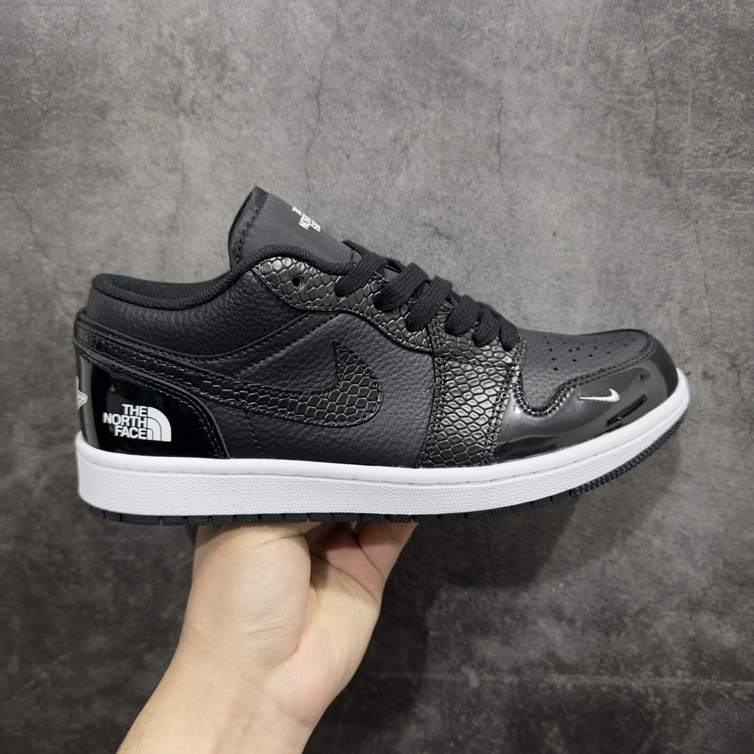 【定制版】Nike Jordan Air Jordan 1 北面联名n纯原大厂出品 极力推荐n定制鞋盒 大厂纯原品质出货超高清洁度 皮料切割干净无任何毛边 细节完美 货号：XX2411 011nSize: 36 36.5 37.5 38 38.5 39 40 40.5 41 42 42.5 43 44 44.5 45 编码：CC280300-莆田鞋批发中心