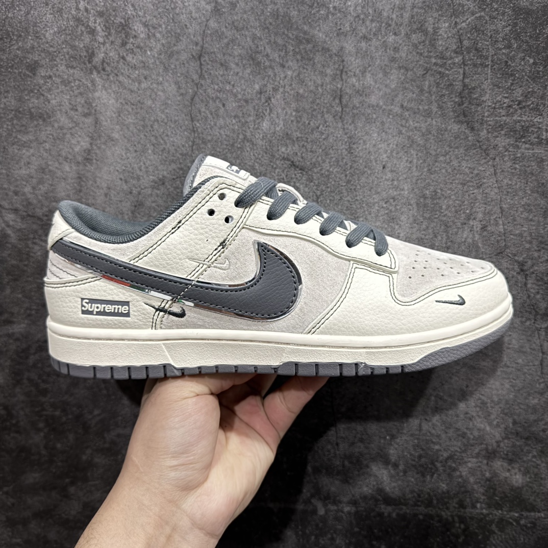 【定制版】Nk SB Dunk Low Supreme联名 米灰双小勾 周年高端定制 低帮休闲板鞋 XX3168-303rn#定制鞋盒 大厂纯原品质出货 超高清洁度 皮料切割干净无任何毛边 细节完美 r 尺码：36 36.5 37.5 38 38.5 39 40 40.5 41 42 42.5 43 44 44.5 45 编码：HXS320340-莆田鞋批发中心