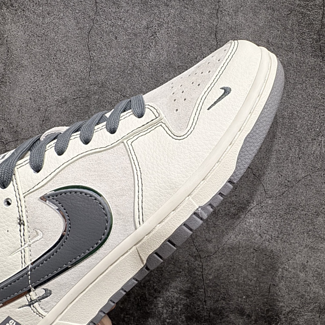 图片[6]-【定制版】Nk SB Dunk Low Supreme联名 米灰双小勾 周年高端定制 低帮休闲板鞋 XX3168-303rn#定制鞋盒 大厂纯原品质出货 超高清洁度 皮料切割干净无任何毛边 细节完美 r 尺码：36 36.5 37.5 38 38.5 39 40 40.5 41 42 42.5 43 44 44.5 45 编码：HXS320340-莆田鞋批发中心