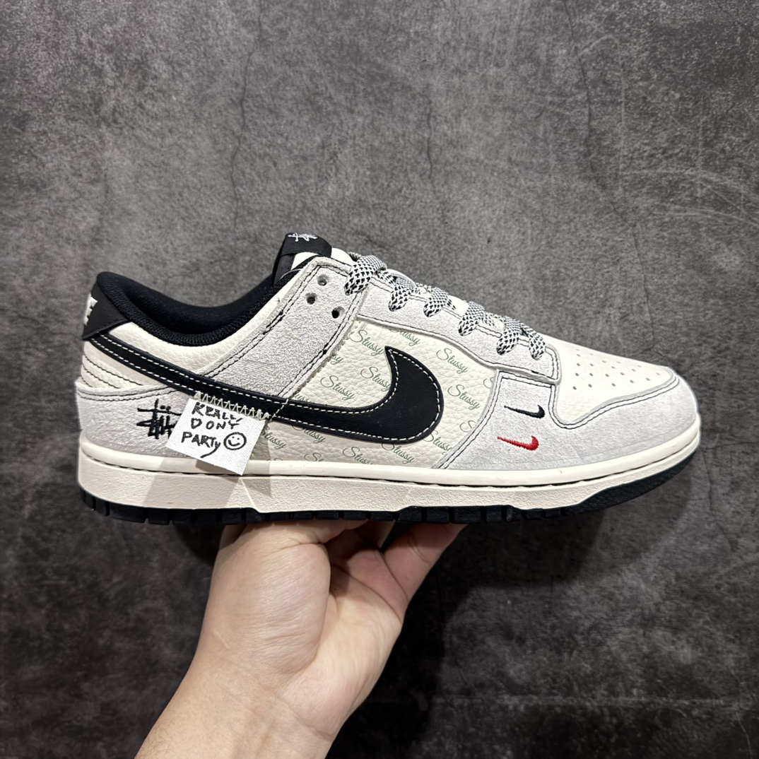 【定制版】Nk SB Dunk Low Supreme联名 米灰黑勾 周年高端定制 低帮休闲板鞋 YX5066-220rn#定制鞋盒 大厂纯原品质出货 超高清洁度 皮料切割干净无任何毛边 细节完美 r 尺码：36 36.5 37.5 38 38.5 39 40 40.5 41 42 42.5 43 44 44.5 45  编码：HXS320340-莆田鞋批发中心