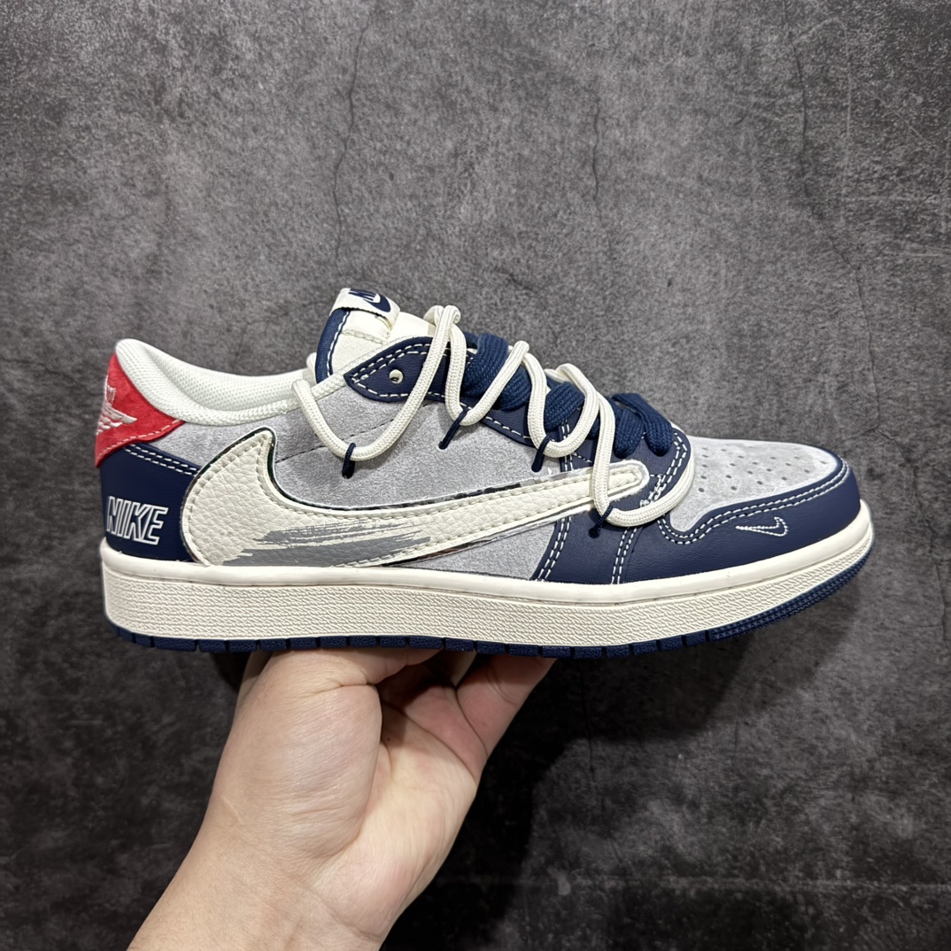 【定制版】Travis Scott x Fragment Design x Air Jordan 1 Low OG SP AJ1 乔1 涂鸦抽绳 低帮文化休闲板鞋 XS3186-203rn#多方联名合作融合了Travis Scott 独特的音乐风格，藤原浩个性的设计风格以及Jordan品牌的经典元素 使其成为一双具有独特身份和价值的鞋子 清新而立体的外观加上联名标识更突出了其独特身份 这种配色方案显示出活力和时尚感 在视觉上引人注目  鞋身的质感和细腻的细节处理使其显得高端而格调十足  这款“倒钩”联名是设计与创意完美结合  融合多方的个性风格是一款备受瞩目的潮流鞋款r 尺码：36 36.5 37.5 38 38.5 39 40 40.5 41 42 42.5 43 44 44.5 45  编码：HXS340360-莆田鞋批发中心