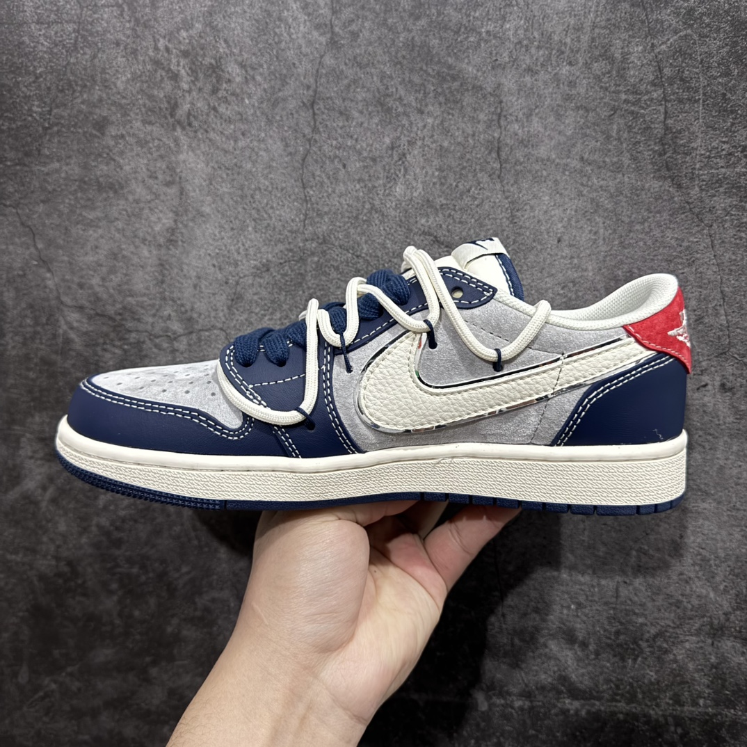 图片[2]-【定制版】Travis Scott x Fragment Design x Air Jordan 1 Low OG SP AJ1 乔1 涂鸦抽绳 低帮文化休闲板鞋 XS3186-203rn#多方联名合作融合了Travis Scott 独特的音乐风格，藤原浩个性的设计风格以及Jordan品牌的经典元素 使其成为一双具有独特身份和价值的鞋子 清新而立体的外观加上联名标识更突出了其独特身份 这种配色方案显示出活力和时尚感 在视觉上引人注目  鞋身的质感和细腻的细节处理使其显得高端而格调十足  这款“倒钩”联名是设计与创意完美结合  融合多方的个性风格是一款备受瞩目的潮流鞋款r 尺码：36 36.5 37.5 38 38.5 39 40 40.5 41 42 42.5 43 44 44.5 45  编码：HXS340360-莆田鞋批发中心