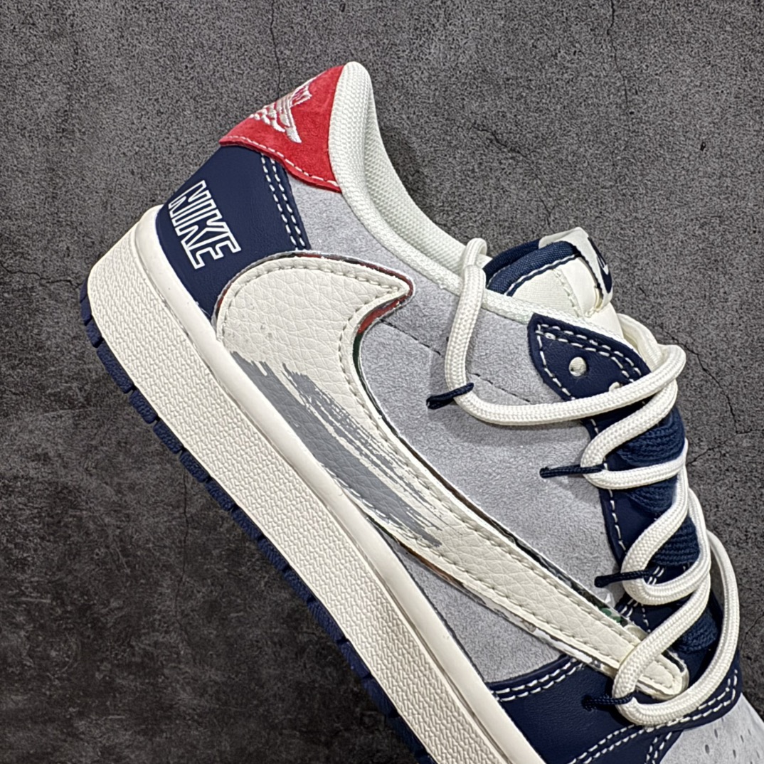 图片[7]-【定制版】Travis Scott x Fragment Design x Air Jordan 1 Low OG SP AJ1 乔1 涂鸦抽绳 低帮文化休闲板鞋 XS3186-203rn#多方联名合作融合了Travis Scott 独特的音乐风格，藤原浩个性的设计风格以及Jordan品牌的经典元素 使其成为一双具有独特身份和价值的鞋子 清新而立体的外观加上联名标识更突出了其独特身份 这种配色方案显示出活力和时尚感 在视觉上引人注目  鞋身的质感和细腻的细节处理使其显得高端而格调十足  这款“倒钩”联名是设计与创意完美结合  融合多方的个性风格是一款备受瞩目的潮流鞋款r 尺码：36 36.5 37.5 38 38.5 39 40 40.5 41 42 42.5 43 44 44.5 45  编码：HXS340360-莆田鞋批发中心