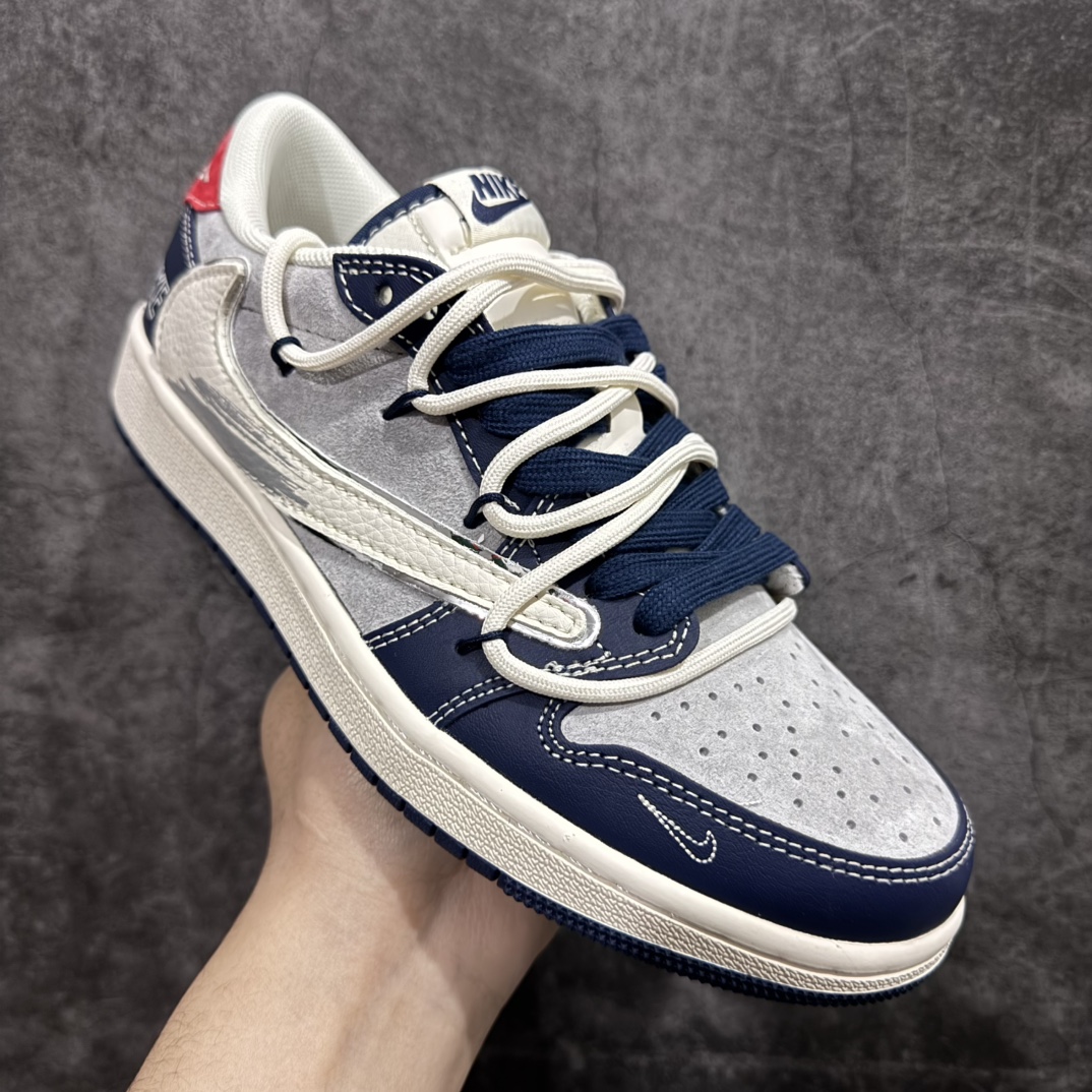 图片[3]-【定制版】Travis Scott x Fragment Design x Air Jordan 1 Low OG SP AJ1 乔1 涂鸦抽绳 低帮文化休闲板鞋 XS3186-203rn#多方联名合作融合了Travis Scott 独特的音乐风格，藤原浩个性的设计风格以及Jordan品牌的经典元素 使其成为一双具有独特身份和价值的鞋子 清新而立体的外观加上联名标识更突出了其独特身份 这种配色方案显示出活力和时尚感 在视觉上引人注目  鞋身的质感和细腻的细节处理使其显得高端而格调十足  这款“倒钩”联名是设计与创意完美结合  融合多方的个性风格是一款备受瞩目的潮流鞋款r 尺码：36 36.5 37.5 38 38.5 39 40 40.5 41 42 42.5 43 44 44.5 45  编码：HXS340360-莆田鞋批发中心