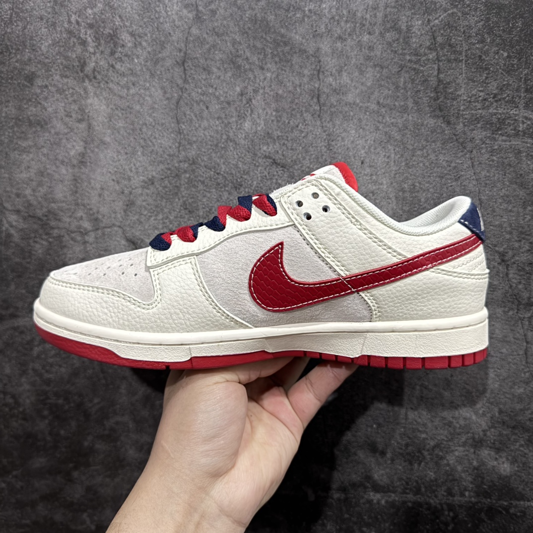 图片[2]-【定制版】Nk SB Dunk Low Supreme联名蛇年限定 红蛇纹 周年高端定制 低帮休闲板鞋 XS1086-015rn#定制鞋盒 大厂纯原品质出货 超高清洁度 皮料切割干净无任何毛边 细节完美 r 尺码：36 36.5 37.5 38 38.5 39 40 40.5 41 42 42.5 43 44 44.5 45  编码：HXS320340-莆田鞋批发中心