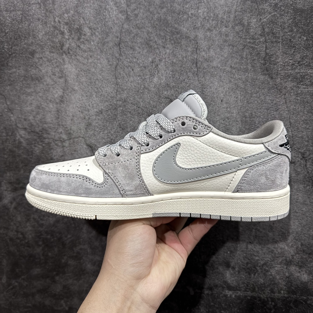 图片[2]-【定制版】Travis Scott x Fragment Design x Air Jordan 1 Low OG SP AJ1 乔1 斯图西联名 窗灰猪八 低帮文化休闲板鞋 SJ2068-132rn#多方联名合作融合了Travis Scott 独特的音乐风格，藤原浩个性的设计风格以及Jordan品牌的经典元素 使其成为一双具有独特身份和价值的鞋子 清新而立体的外观加上联名标识更突出了其独特身份 这种配色方案显示出活力和时尚感 在视觉上引人注目  鞋身的质感和细腻的细节处理使其显得高端而格调十足  这款“倒钩”联名是设计与创意完美结合  融合多方的个性风格是一款备受瞩目的潮流鞋款r 尺码：36 36.5 37.5 38 38.5 39 40 40.5 41 42 42.5 43 44 44.5 45  编码：HXS320340-莆田鞋批发中心