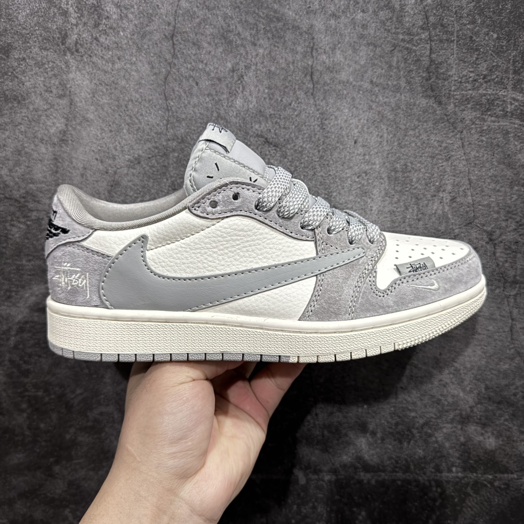 【定制版】Travis Scott x Fragment Design x Air Jordan 1 Low OG SP AJ1 乔1 斯图西联名 窗灰猪八 低帮文化休闲板鞋 SJ2068-132rn#多方联名合作融合了Travis Scott 独特的音乐风格，藤原浩个性的设计风格以及Jordan品牌的经典元素 使其成为一双具有独特身份和价值的鞋子 清新而立体的外观加上联名标识更突出了其独特身份 这种配色方案显示出活力和时尚感 在视觉上引人注目  鞋身的质感和细腻的细节处理使其显得高端而格调十足  这款“倒钩”联名是设计与创意完美结合  融合多方的个性风格是一款备受瞩目的潮流鞋款r 尺码：36 36.5 37.5 38 38.5 39 40 40.5 41 42 42.5 43 44 44.5 45  编码：HXS320340-莆田鞋批发中心