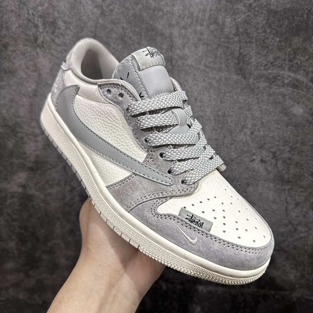 图片[3]-【定制版】Travis Scott x Fragment Design x Air Jordan 1 Low OG SP AJ1 乔1 斯图西联名 窗灰猪八 低帮文化休闲板鞋 SJ2068-132rn#多方联名合作融合了Travis Scott 独特的音乐风格，藤原浩个性的设计风格以及Jordan品牌的经典元素 使其成为一双具有独特身份和价值的鞋子 清新而立体的外观加上联名标识更突出了其独特身份 这种配色方案显示出活力和时尚感 在视觉上引人注目  鞋身的质感和细腻的细节处理使其显得高端而格调十足  这款“倒钩”联名是设计与创意完美结合  融合多方的个性风格是一款备受瞩目的潮流鞋款r 尺码：36 36.5 37.5 38 38.5 39 40 40.5 41 42 42.5 43 44 44.5 45  编码：HXS320340-莆田鞋批发中心